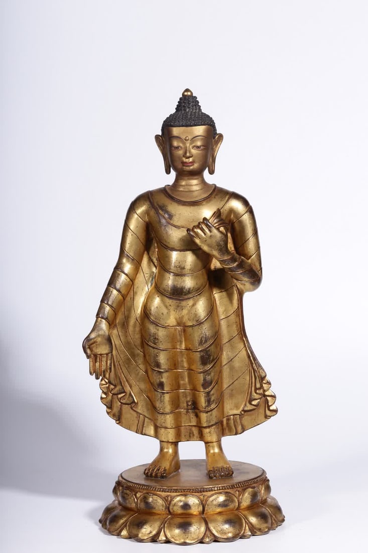 A bronze gilt statue of the Buddha in the Qing Dynasty: Qing Dynasty bronze gilt Buddha statue SIZE: H:32.5cm L:15cm W:14cm W:3514g (The Dimensions Of All Batches Are Manually Measured.If You Need More Detailed Information, Please Contact Our Customer Serv