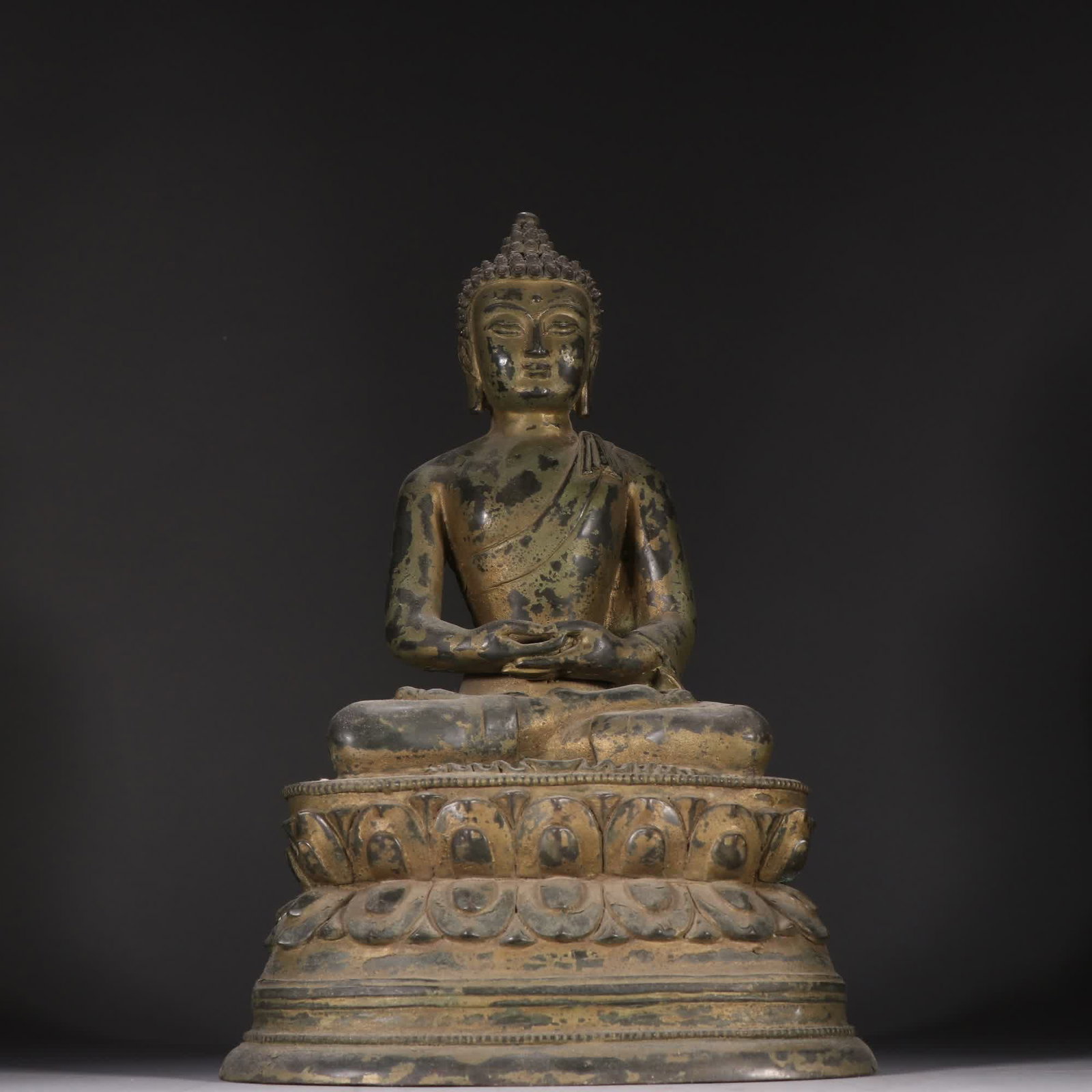 A bronze statue of Shakyamuni in the Qing Dynasty: Qing Dynasty bronze bed Shakyamuni statue SIZE: H:31cm W:19.6cm W:4710g (The Dimensions Of All Batches Are Manually Measured.If You Need More Detailed Information, Please Contact Our Customer Service