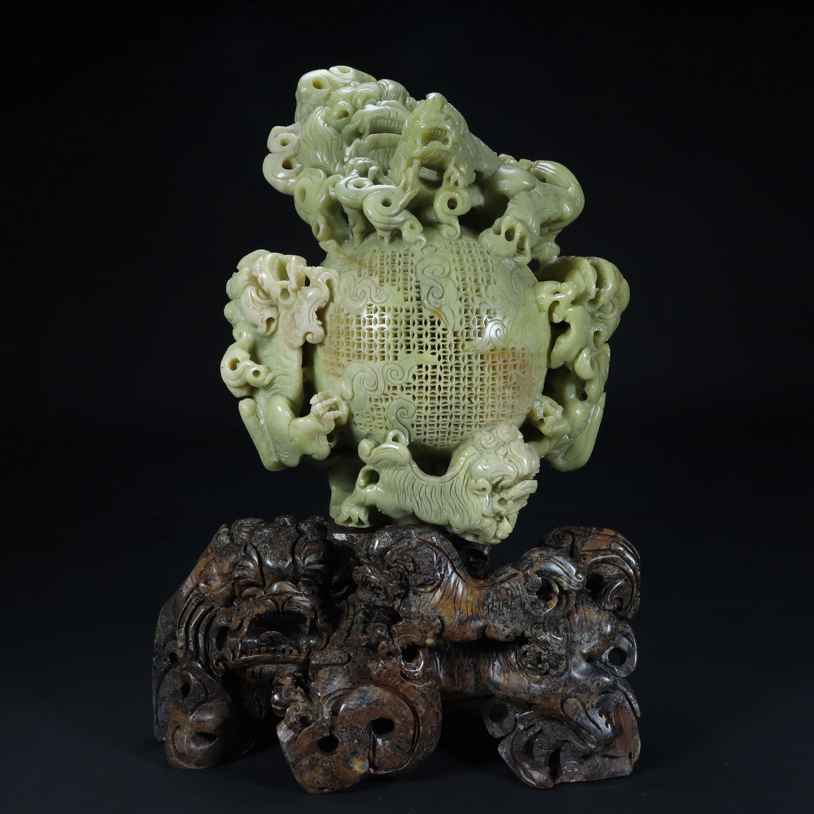 A Qing Dynasty Shoushan stone lion rolling hydrangea ornament (1 of 11)