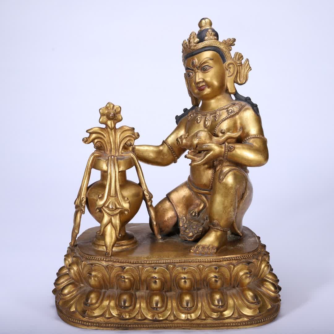 A bronze gilt Buddha statue of the Qing Dynasty: Qing Dynasty copper gilt Buddha statue SIZE: L:23cm W:17cm H:30cm W:5470g (The Dimensions Of All Batches Are Manually Measured.If You Need More Detailed Information, Please Contact Our Customer Servic