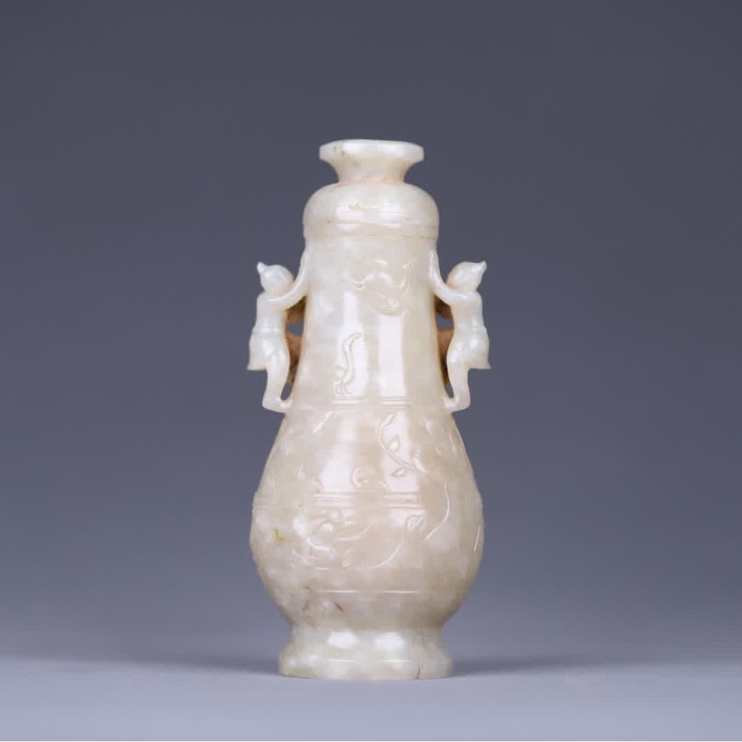 A Han Dynasty ancient jade figurine ear bottle: Han Dynasty ancient jade figurine ear bottle The overall shape is a thin neck bottle with a lid, the shape is full, the lines are smooth, it is a typical representative of the jade craftsmanship of th