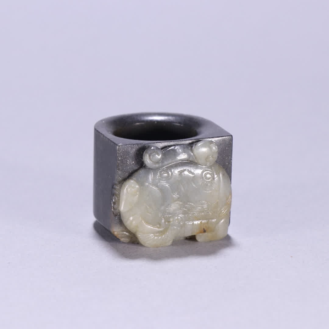 A piece of Qing Dynasty blue and white seed material is peaceful like a finger: Qing Dynasty blue and white seed material is peaceful like a finger SIZE: Inner diameter 2.1cm W:2.7cm W:49.3g (The Dimensions Of All Batches Are Manually Measured.If You Need More Detailed Informatio