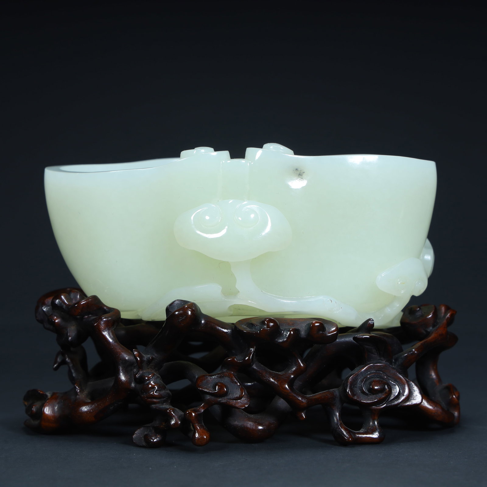 A piece of Qing Dynasty Hetian jade ruyi pattern washed (1 of 12)