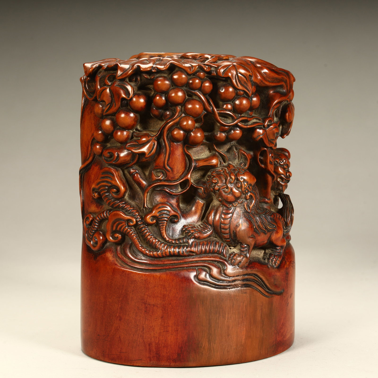 A Qing Dynasty boxwood transparent carving of many sons and many beast pattern seals: Qing Dynasty boxwood carved multi-child and multi-blessing beast pattern seal SIZE: L:13cm W:10cm H:8cm W:661g (The Dimensions Of All Batches Are Manually Measured.If You Need More Detailed Informatio