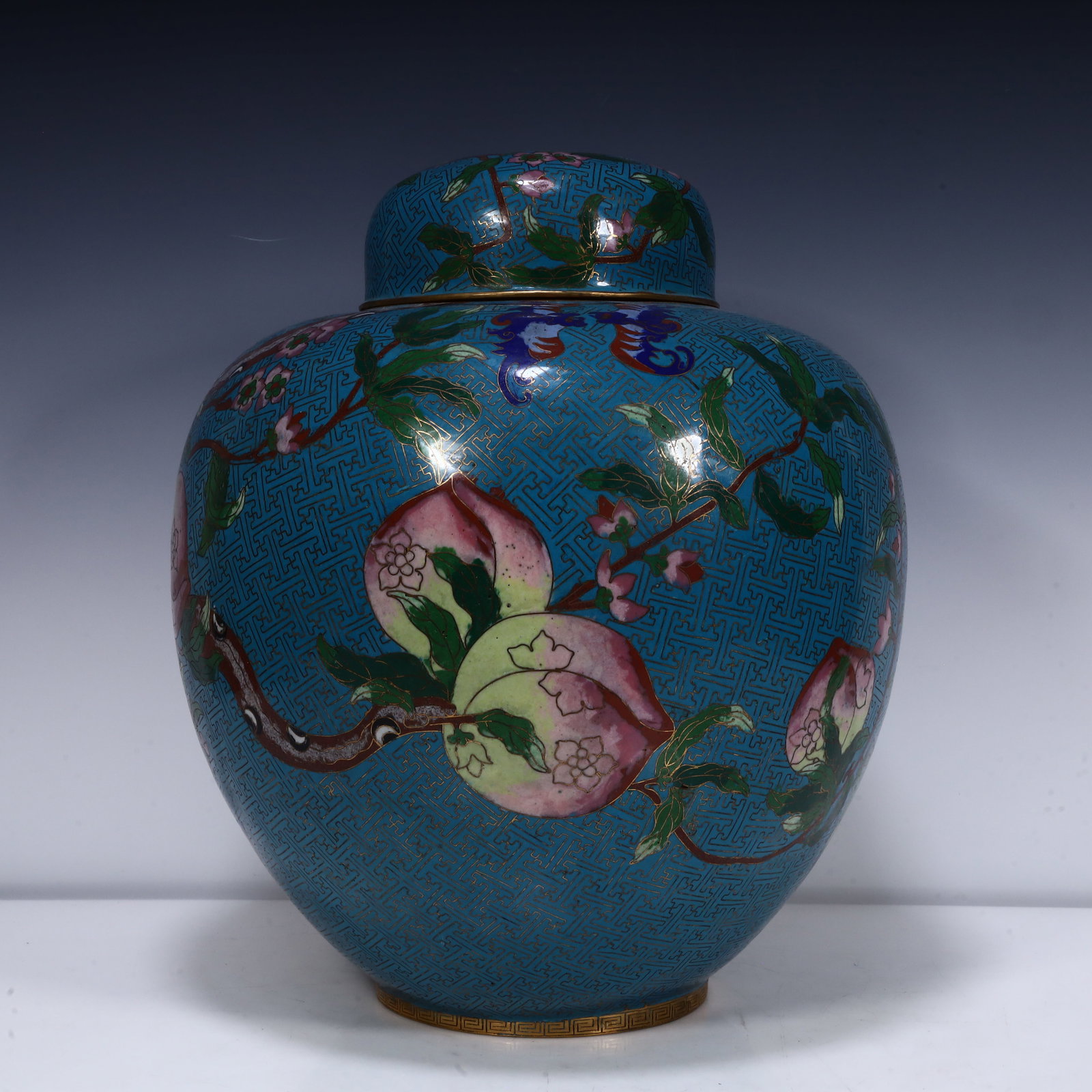 A cloisonné tea jar: Cloisonné tea jars SIZE: L:33cm W:33cm H:36cm W:5.6kg (The Dimensions Of All Batches Are Manually Measured.If You Need More Detailed Information, Please Contact Our Customer Service Before Bidding.)