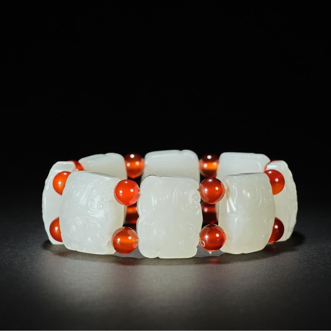 A Qing Dynasty Hetian white jade bracelet: Qing Dynasty Hetian white jade bracelet SIZE: Single jade 2.5x2.0cm (The Dimensions Of All Batches Are Manually Measured.If You Need More Detailed Information, Please Contact Our Customer Service Befo
