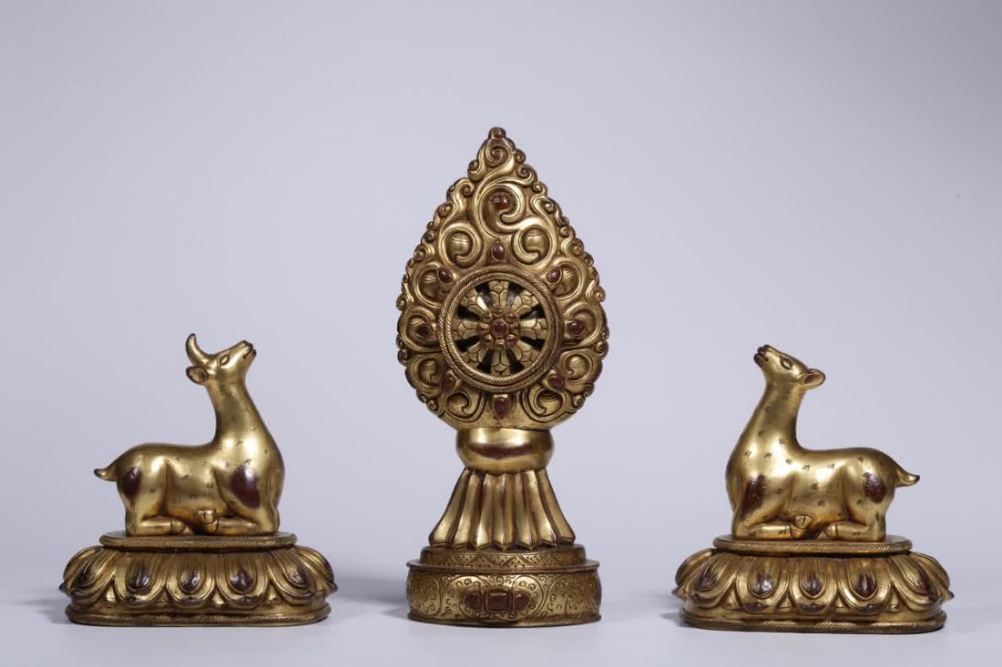 A set of Qing Dynasty copper gilt double deer Falun ornaments: Qing Dynasty A set of copper-gilt double deer Dharma wheel ornaments SIZE: H: 19.5cm L: 9cm W: 8cm Deer H: 11cm L: 11cm W: 8cm W: 2470g (The Dimensions Of All Batches Are Manually Measured.If You Need