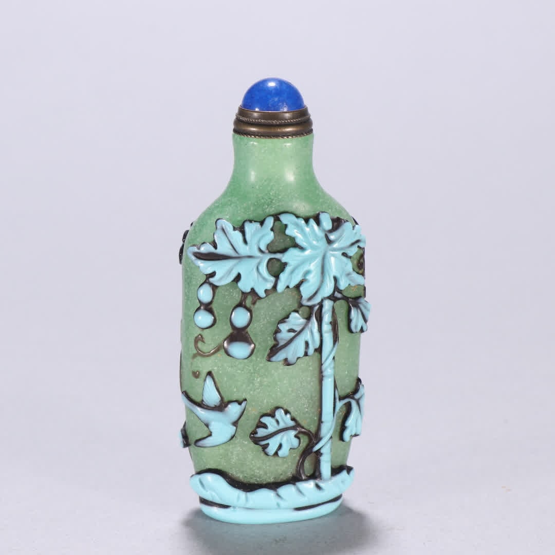 A Qing Dynasty glazed tire snuff bottle: Qing Dynasty glazed tire snuff bottle SIZE: H:8.3cm W:3.5cm W:58.8g (The Dimensions Of All Batches Are Manually Measured.If You Need More Detailed Information, Please Contact Our Customer Service Befo