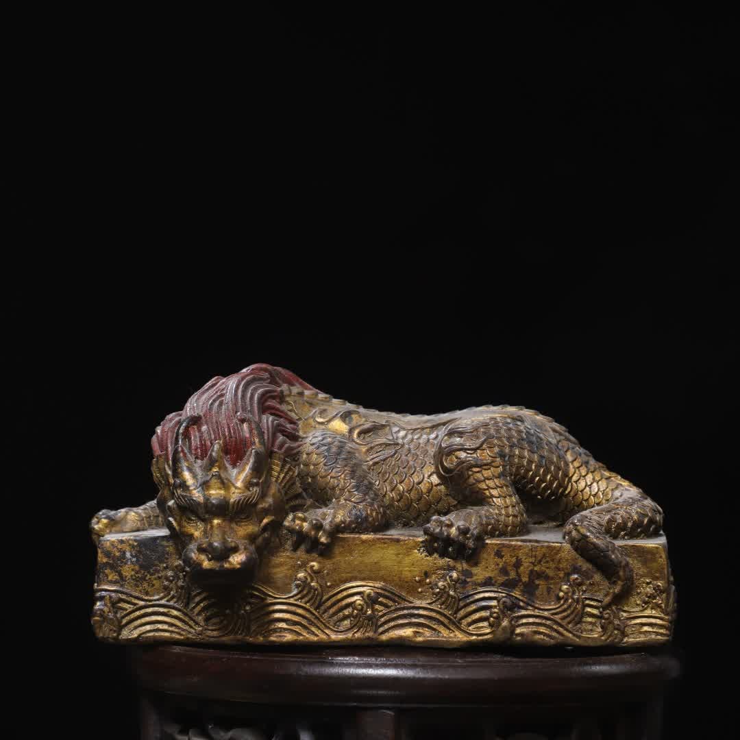 A Qing Dynasty copper gold absorbing beast: Qing Dynasty copper rubbing gold absorbing beast SIZE: L:16cm W:5.5cm H:7.5cm W:1.2kg (The Dimensions Of All Batches Are Manually Measured.If You Need More Detailed Information, Please Contact Our Cus