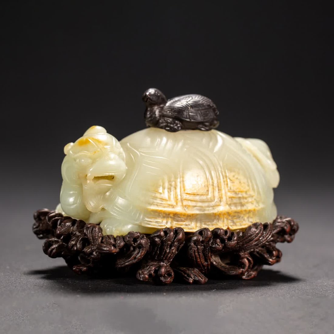 A piece of Qing Dynasty Hetian jade Xuanwu (1 of 9)