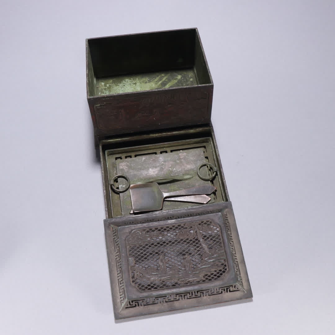 A Chen Qiaosheng bronze character story aromatherapy burner: Chen Qiaosheng's bronze character story aroma burner SIZE: H:11cm W:13cm W:1354.3g (The Dimensions Of All Batches Are Manually Measured.If You Need More Detailed Information, Please Contact Our Custom