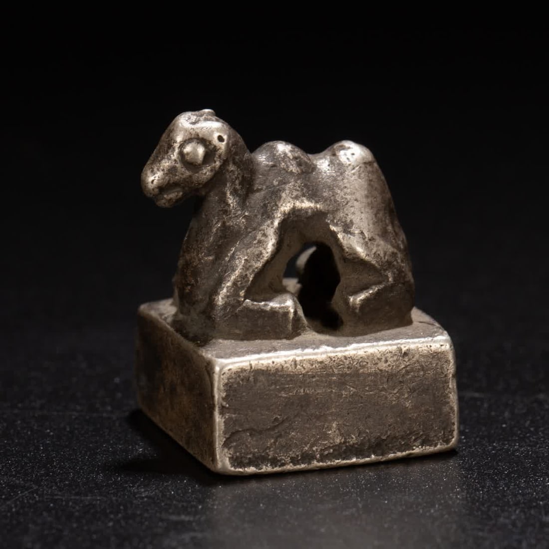 A silver seal of the Qing Dynasty: Silver seal of the Qing Dynasty SIZE: L:2cm W:2cm H:3cm (The Dimensions Of All Batches Are Manually Measured.If You Need More Detailed Information, Please Contact Our Customer Service Before Bidding.)