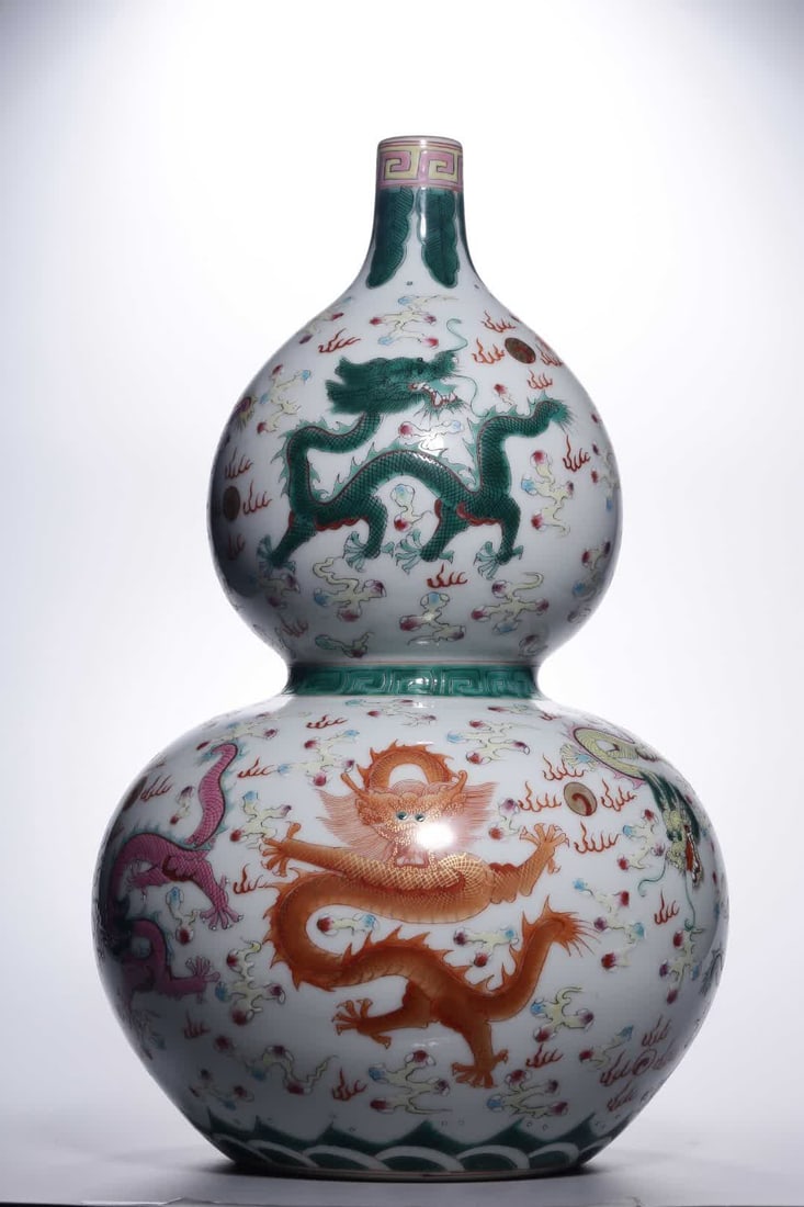 A Qing Dynasty "Great Qing Yongzheng Year" pastel cloud dragon pattern gourd bottle: The vessel is gourd-shaped, extravagant, the belly is plump, the upper part is small, the lower part is large, the waist is rounded, the whole body is glazed, the color is beautiful and crystal clear,