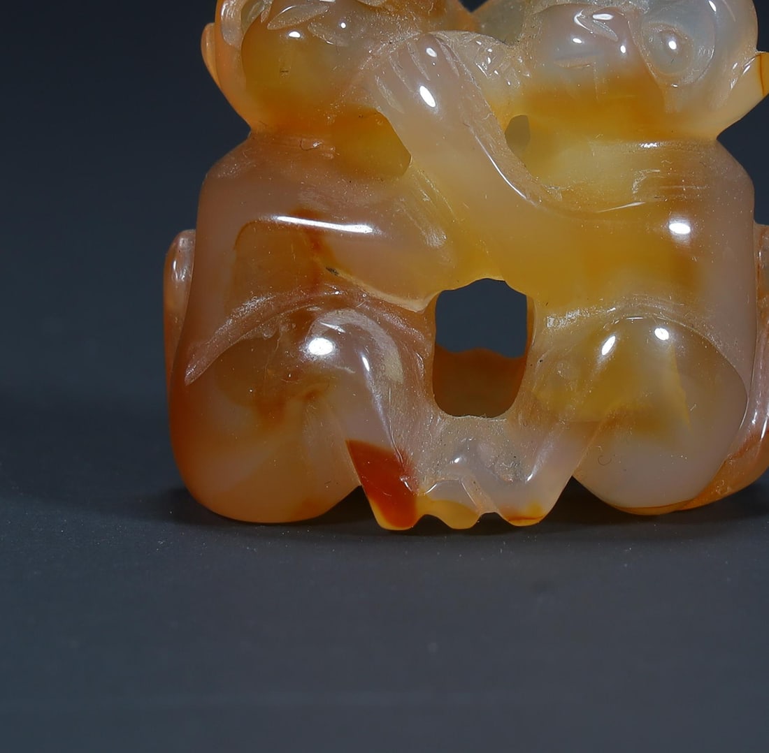 A Qing Dynasty agate double monkey carving: Qing Dynasty agate double monkey carving SIZE: H:3.5cm L:3.5cm W:2.4cm W:36.5g (The Dimensions Of All Batches Are Manually Measured.If You Need More Detailed Information, Please Contact Our Customer S