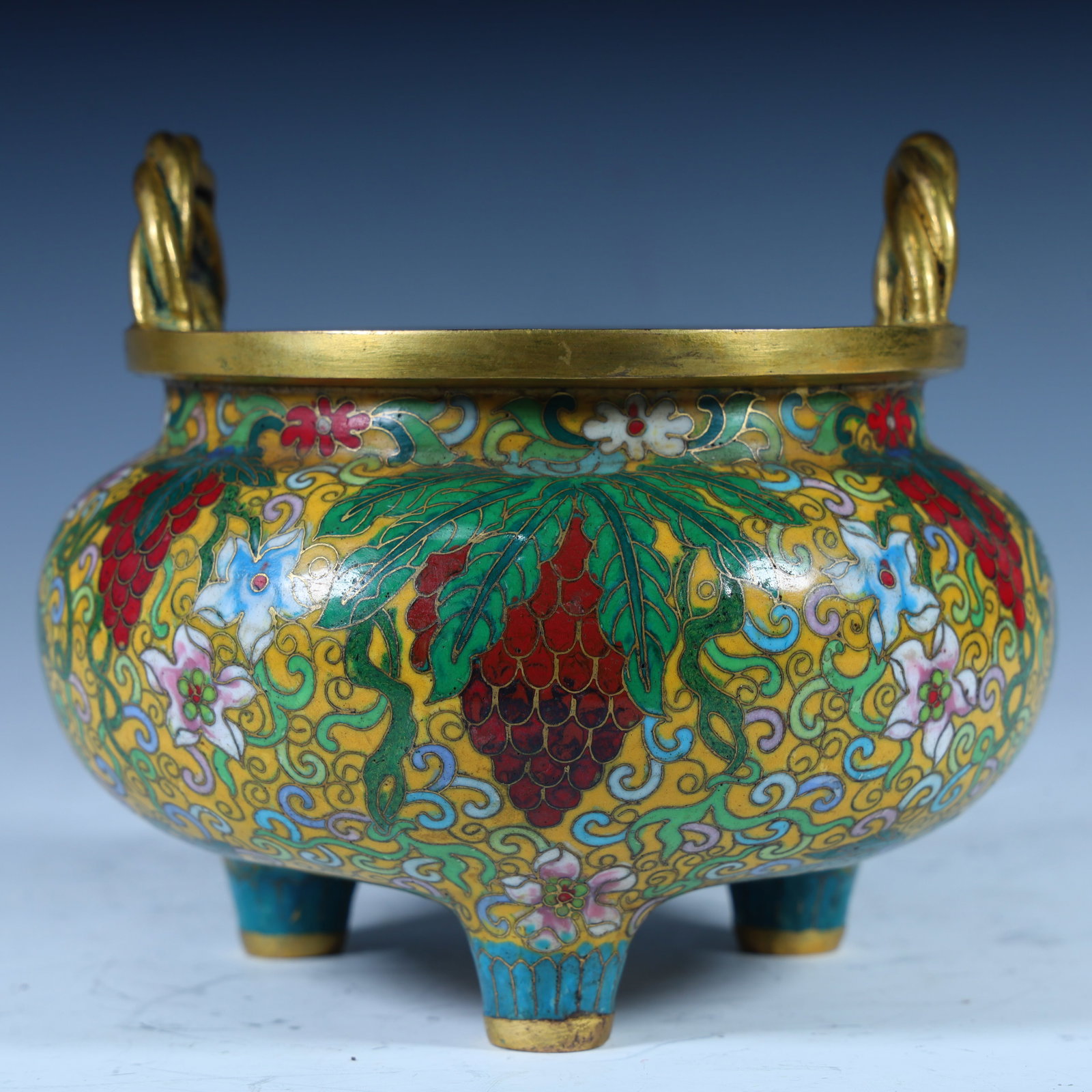 A small incense burner made of cloisonné enamel in the Qing Dynasty: Qing Dynasty cloisonné enamel small incense burner SIZE: H:12.5cm W:15cm W:1703g (The Dimensions Of All Batches Are Manually Measured.If You Need More Detailed Information, Please Contact Our Custome