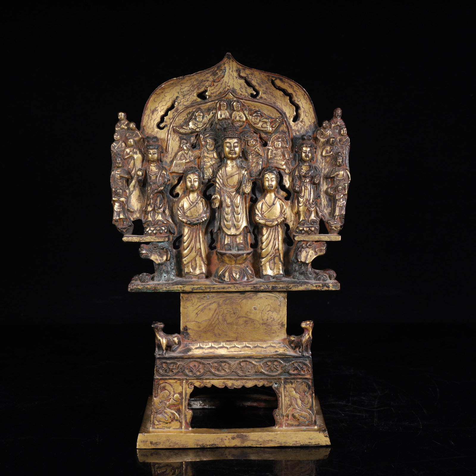 A piece of copper tire gilded, the main body of the statue monument is a statue of Buddha, the: The bronze tire is gilded, the main body of the statue monument is a statue of the Buddha, the disciples on both sides, surrounded by small Buddha statues and donors, the craftsmanship is simple, it i