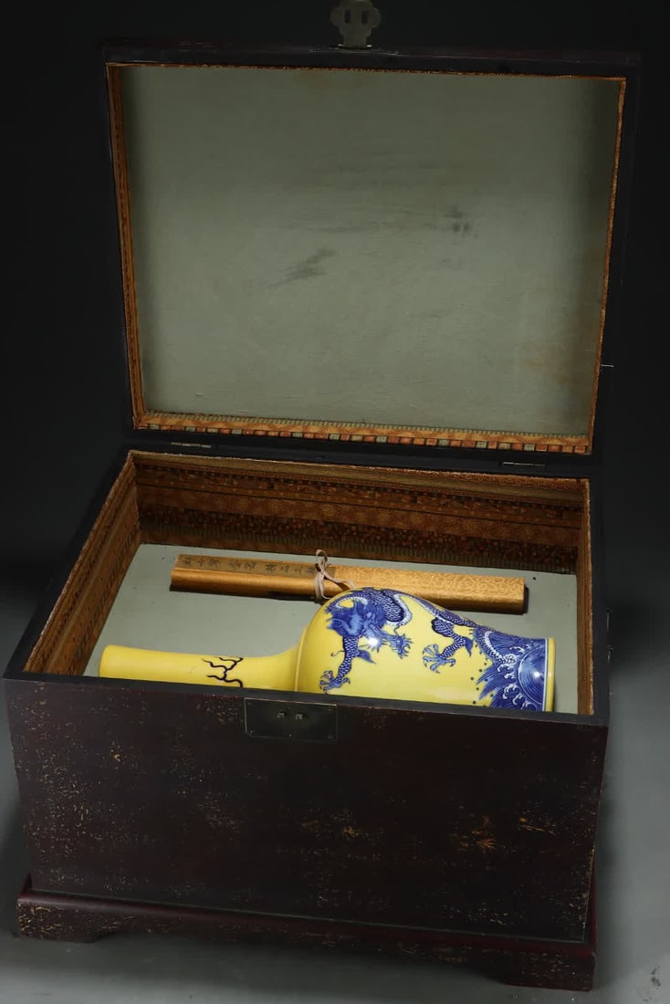 A yellow blue and white seawater dragon pattern long neck vase made in the Qianlong period of the: Qing Qianlong year yellow blue and white seawater dragon pattern long neck vase Lang Shining silk SIZE: Core 62x30cm Porcelain H: 42.3cm Belly diameter 20.3cm (The Dimensions Of All Batches Are Manual