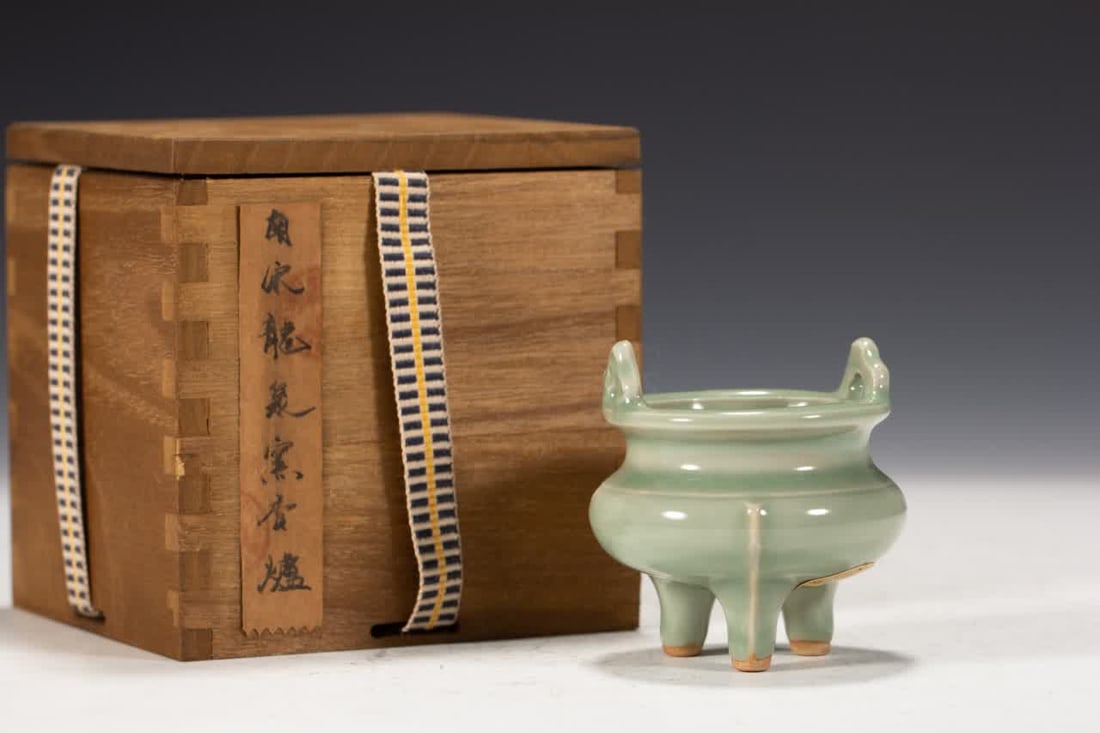 A Song Dynasty Longquan kiln incense burner: Song Dynasty Longquan kiln incense burner SIZE: L:6.5cm W:6.5cm H:6.5cm (The Dimensions Of All Batches Are Manually Measured.If You Need More Detailed Information, Please Contact Our Customer Service