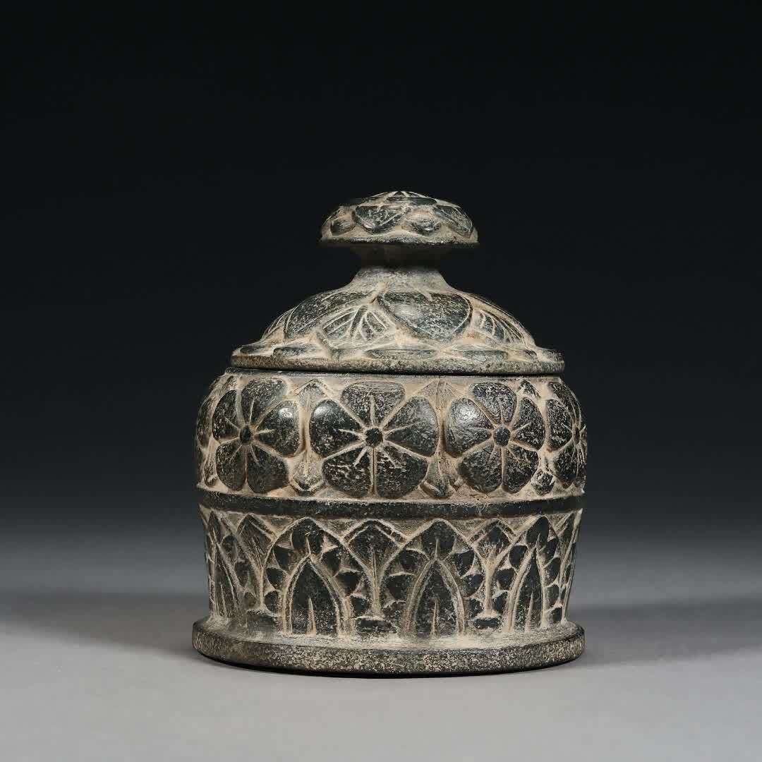 An ancient black stone relic vase: Ancient black stone relic vase SIZE: H:10cm D:9cm (The Dimensions Of All Batches Are Manually Measured.If You Need More Detailed Information, Please Contact Our Customer Service Before Bidding.)