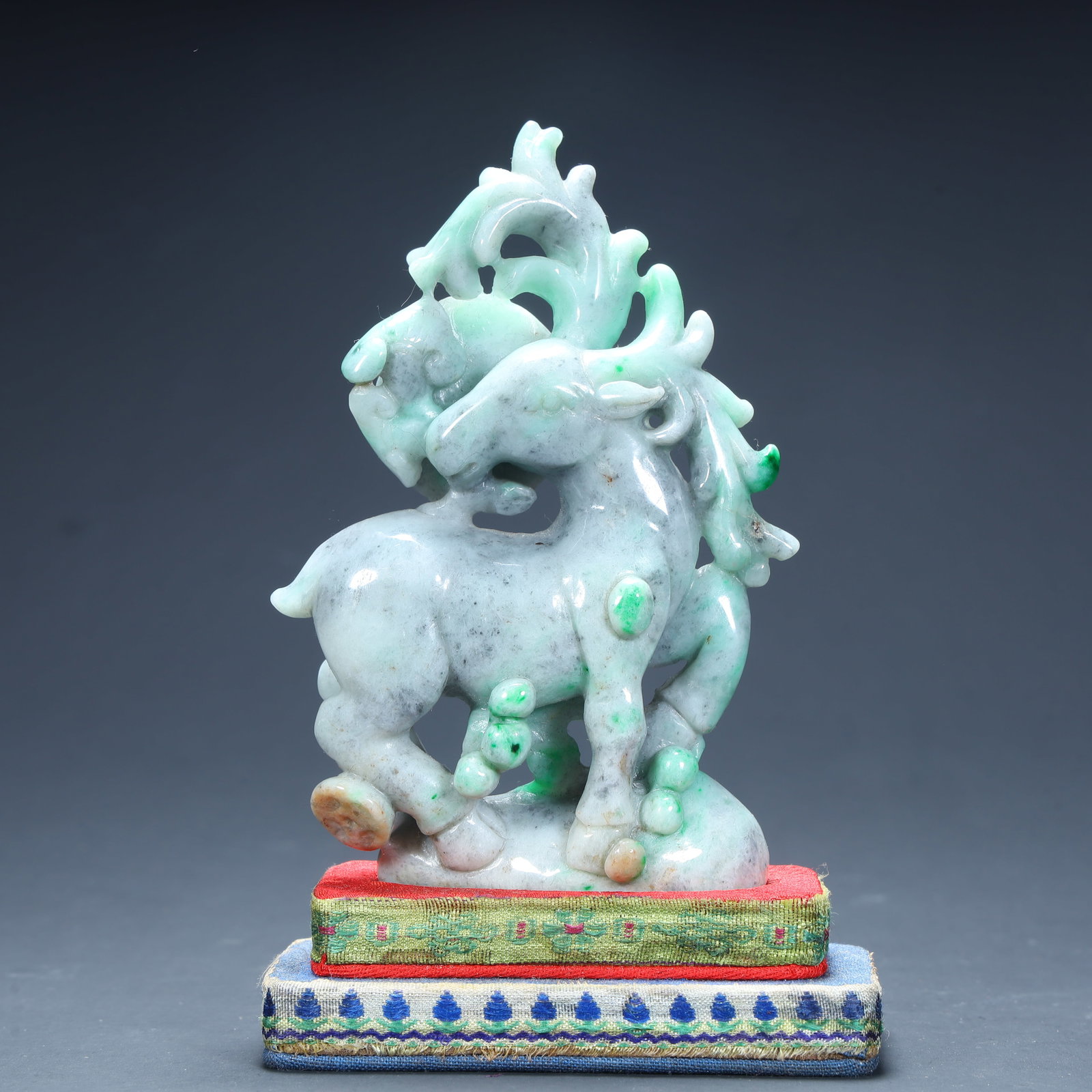 A piece of Qing Dynasty jade "Shuanglu Chengxiang" ornament (with embroidered base) (1 of 11)