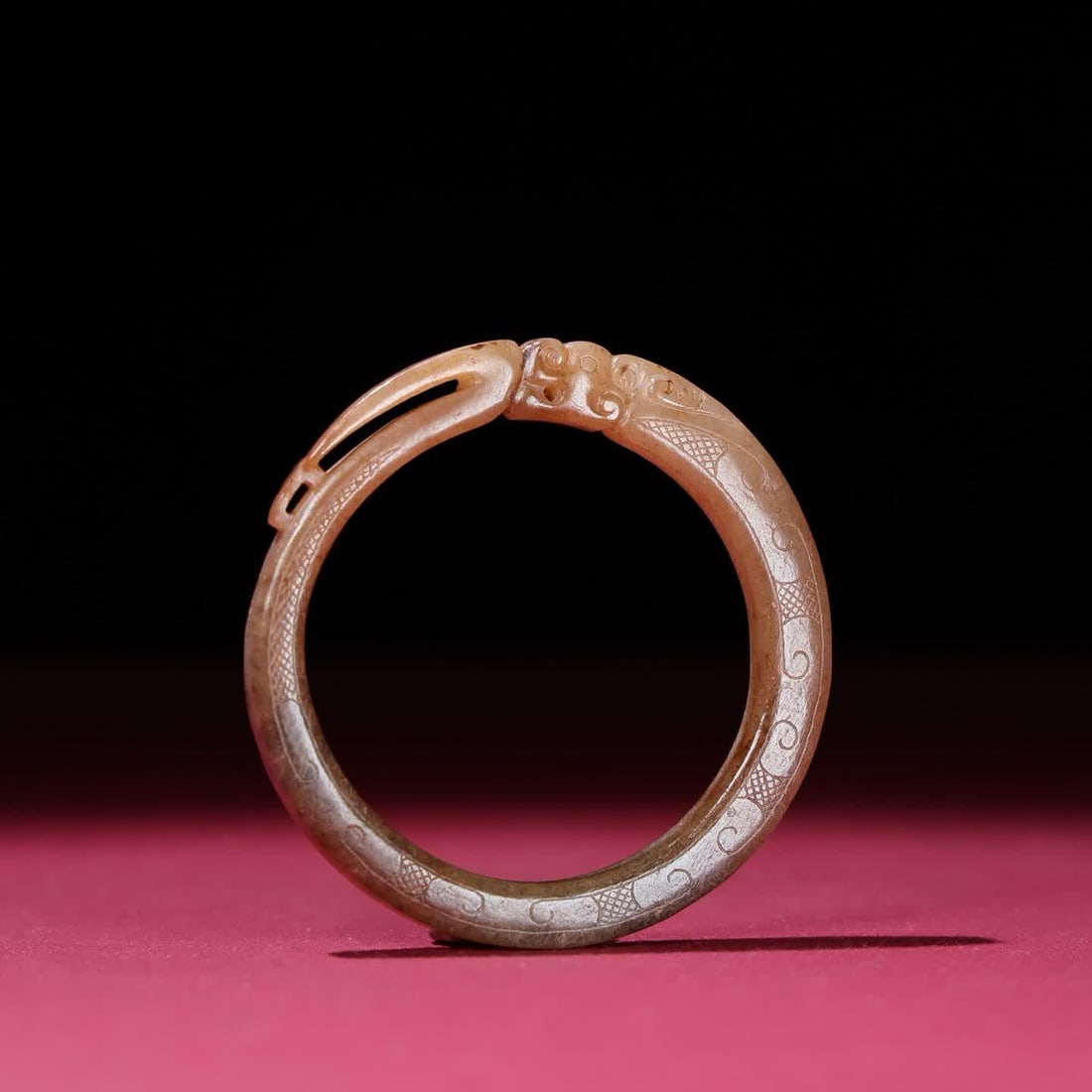 A jade dragon ring of the Han Dynasty: Han Dynasty jade dragon ring SIZE: 58x5x8mm W:18g (The Dimensions Of All Batches Are Manually Measured.If You Need More Detailed Information, Please Contact Our Customer Service Before Bidding.)