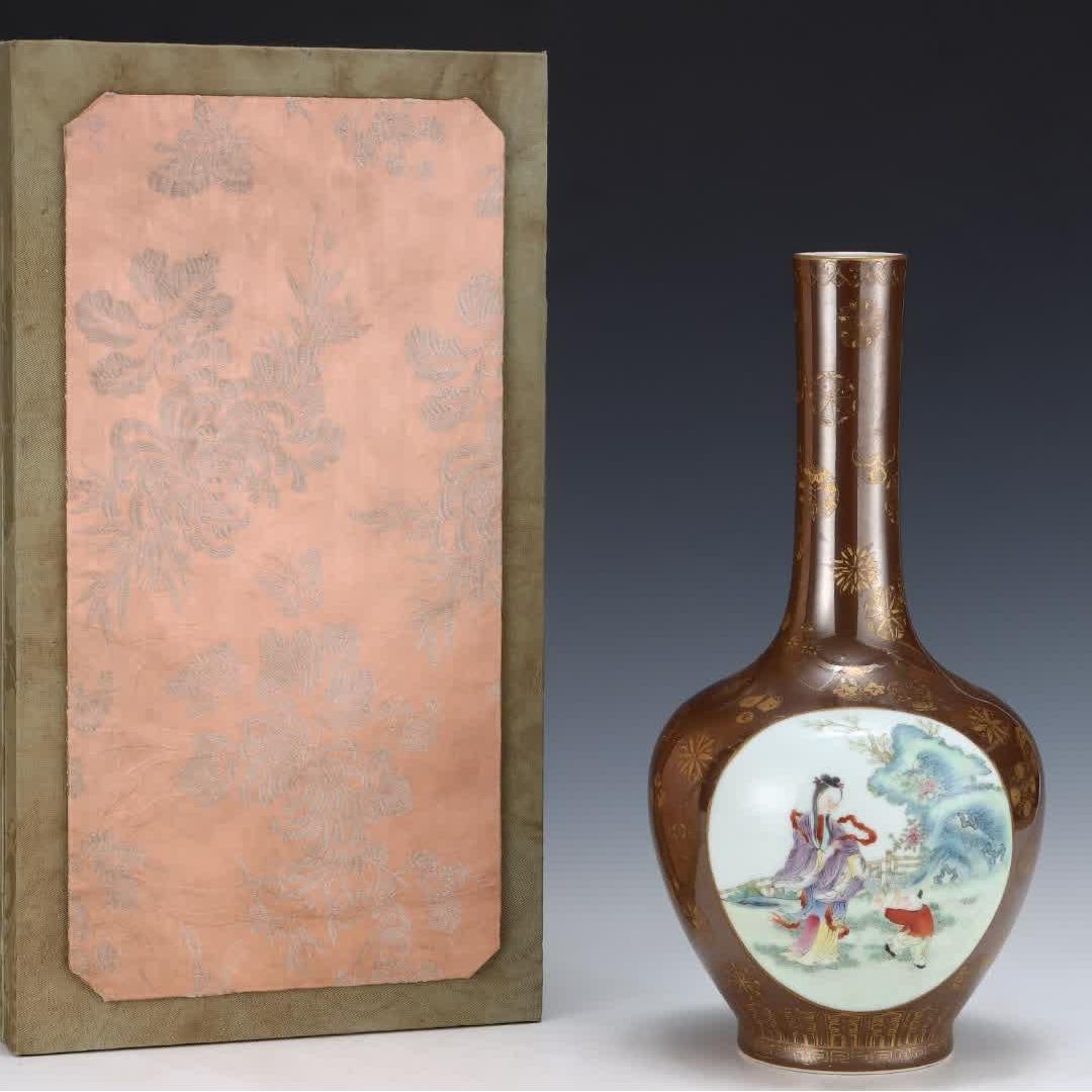 A Qing Qianlong pastel purple gold glaze window opening character story long neck bottle: Qing Qianlong pastel purple gold glaze window opening character story long neck bottle SIZE: H: 32.2cm Abdominal diameter 16.3cm (The Dimensions Of All Batches Are Manually Measured.If You Need More D