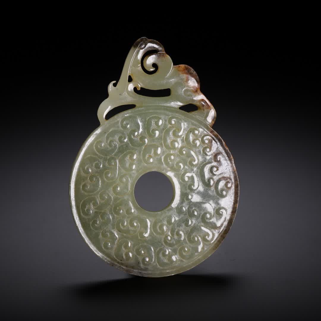 A piece of ancient jade wall: The ancient jade wall SIZE: W:6.5cm H:9cm W:40g (The Dimensions Of All Batches Are Manually Measured.If You Need More Detailed Information, Please Contact Our Customer Service Before Bidding.)