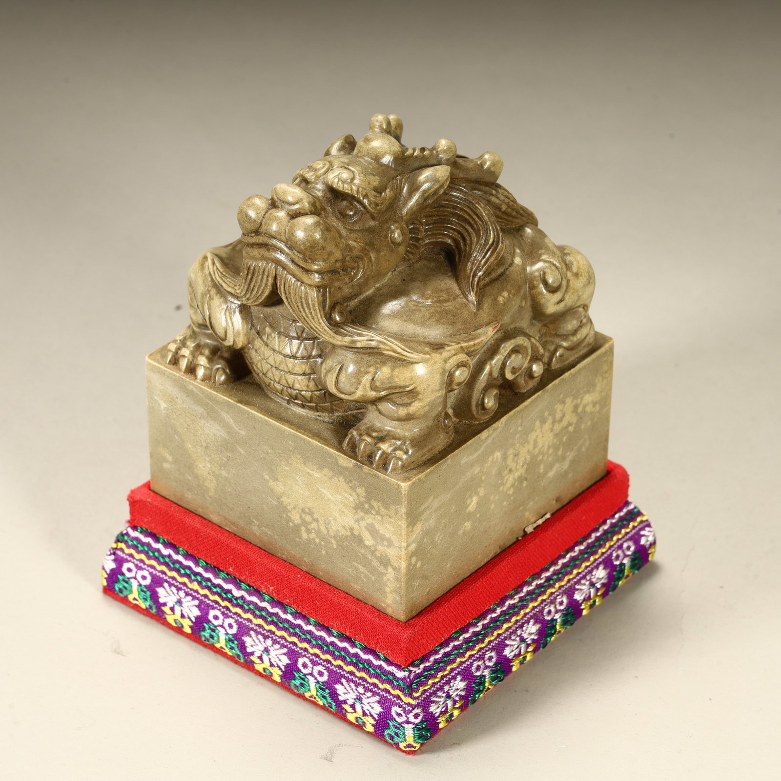 A Qing Dynasty boutique Shoushan stone dragon button seal: Qing Dynasty boutique Shoushan stone dragon button seal SIZE: H:9cm L:7.2cm W:7.2cm W:901g (The Dimensions Of All Batches Are Manually Measured.If You Need More Detailed Information, Please Contact Ou