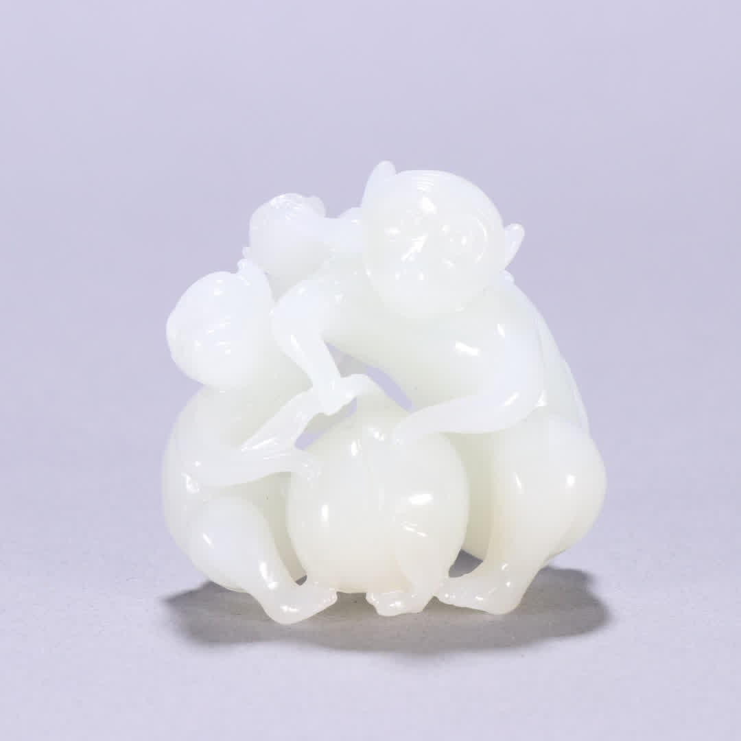 A Qing Dynasty Qing Dynasty Hetian jade spirit monkey birthday carving (1 of 9)