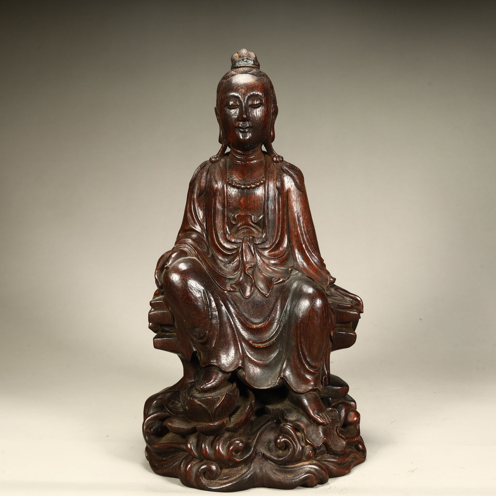 A seated statue of Guanyin in agarwood in the Qing Dynasty: Qing Dynasty agarwood free Guanyin seated statue SIZE: H:33cm L:17cm W:16cm W:842g (The Dimensions Of All Batches Are Manually Measured.If You Need More Detailed Information, Please Contact Our Custom