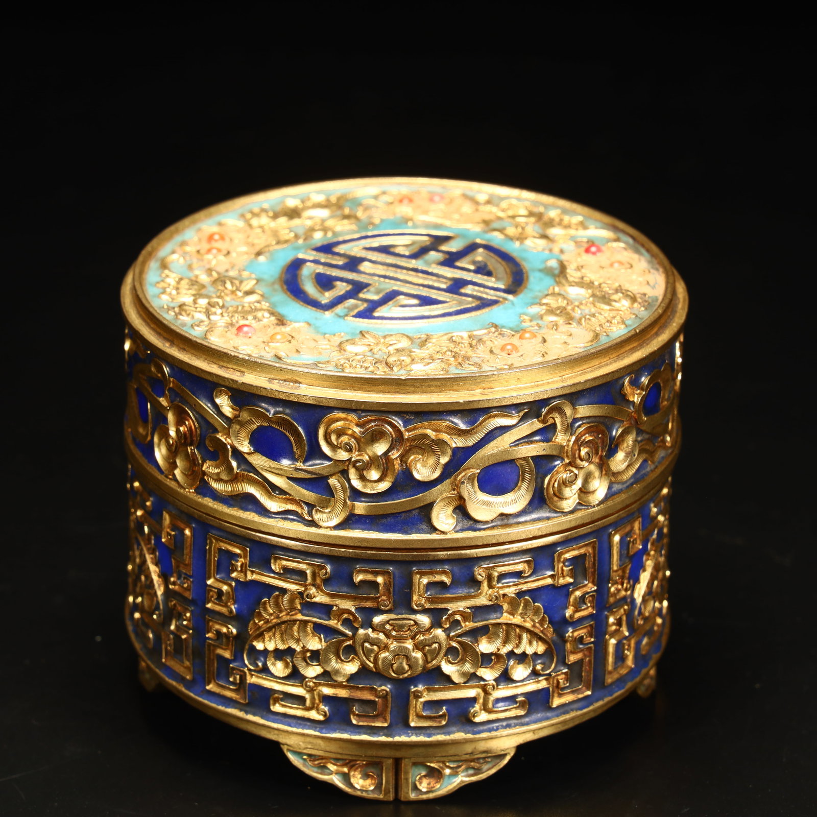 A Qing Dynasty copper gilt inlaid enamel longevity pattern incense box: Qing Dynasty copper gilt inlaid enamel longevity pattern incense box SIZE: H:7.5cm L:9.5cm W:9.5cm W:579g (The Dimensions Of All Batches Are Manually Measured.If You Need More Detailed Information, Pl