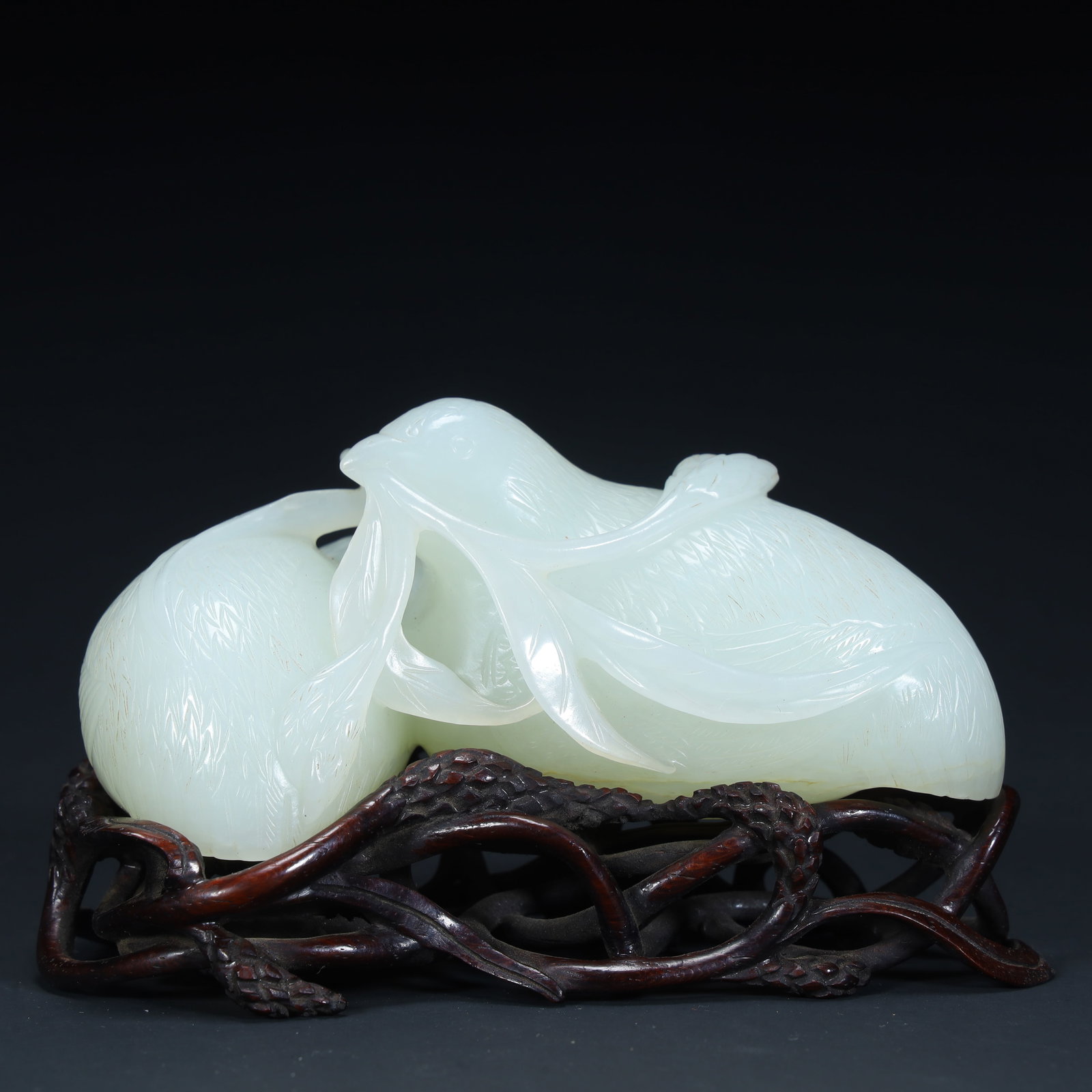 A Qing Dynasty Hetian jade quail ornament: Qing Dynasty Hetian jade quail ornament SIZE: H:4.3cm L:10cm W:5.5cm W:247g (The Dimensions Of All Batches Are Manually Measured.If You Need More Detailed Information, Please Contact Our Customer Serv
