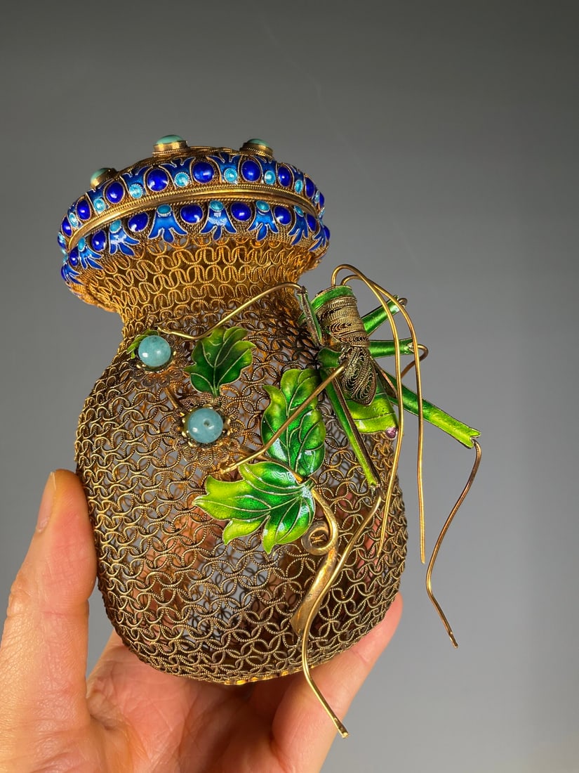 An Exquisite Gilt Silver Inlaid Gems Insect Pattern Jar: An Exquisite Gilt Silver Inlaid Gems Insect Pattern Jar Qing Dynasty, China Size:13cmx9cmx5.5cm Weight:173g (The Dimensions Of All Batches Are Manually Measured.If You Need More Detailed Information,