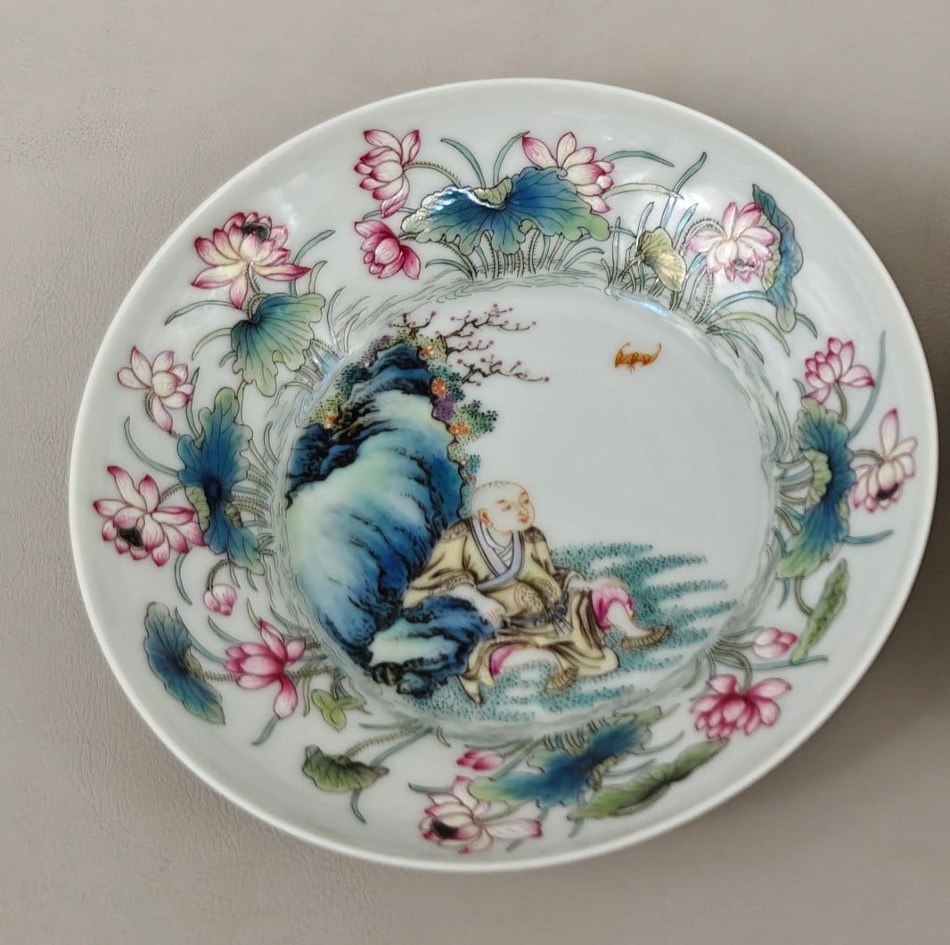 An Exquisite Famille-Rose Character and Story Pattern Plate: An Exquisite Famille-Rose Character and Story Pattern Plate Qing Dynasty, China Yongzheng Six-character Mark Size:2.8cmx12.8cm (The Dimensions Of All Batches Are Manually Measured.If You Need More Det