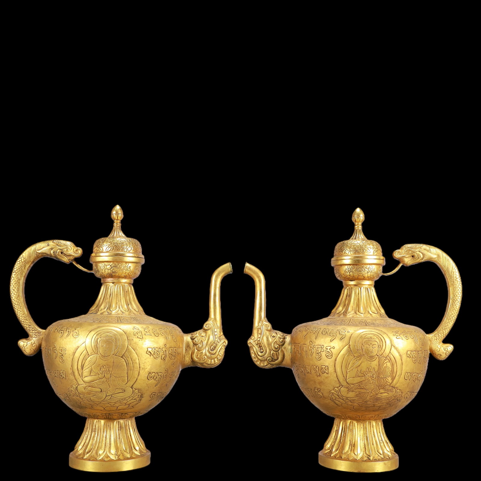 A Exquisite A pair of Gilt Bronze Buddha statue Pattern Lotus Pattern -With Inscription Ewer: A Exquisite A pair of Gilt Bronze Buddha statue Pattern Lotus Pattern -With Inscription Ewer Ming Dynasty, China Size:26cmx16cmx30cm Weight:2600g (The Dimensions Of All Batches Are Manually Measured.I