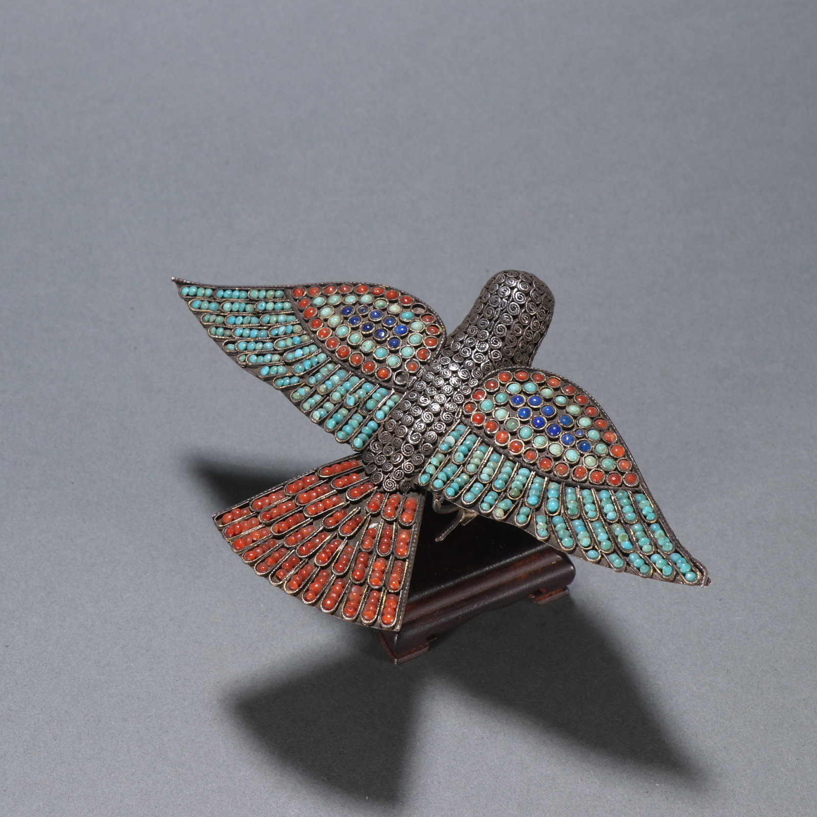 An Exquisite Silver Inlaid Gems Bird Ornament: An Exquisite Silver Inlaid Gems Bird Ornament Qing Dynasty, China Size:4.5cmx10cm Weight:84.7g (The Dimensions Of All Batches Are Manually Measured.If You Need More Detailed Information, Please Contac