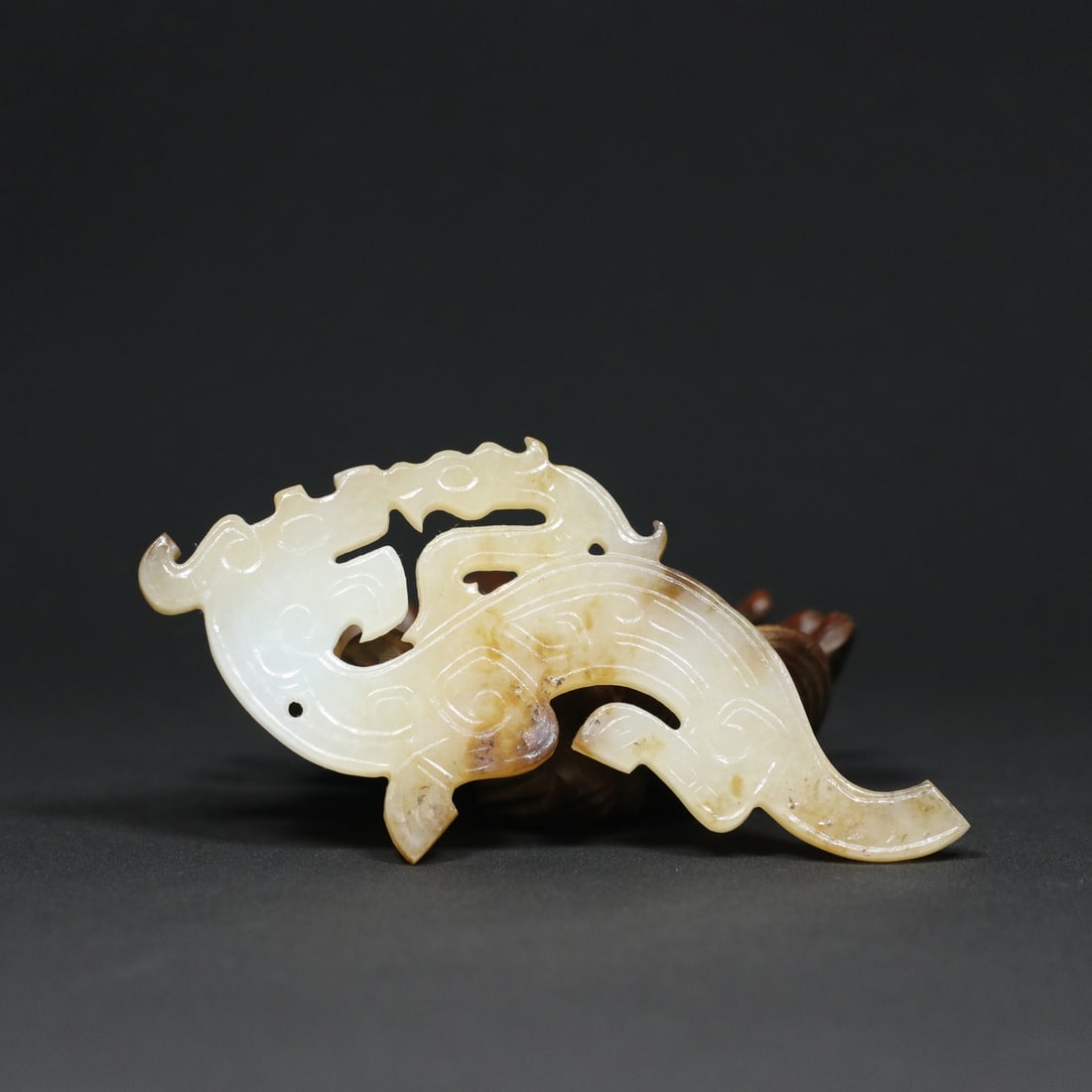 An Exquisite White Jade Dragon Pattern Pendant: An Exquisite White Jade Dragon Pattern Pendant Han Dynasty, China Size:10.1cmx5.1cmx0.6cm Weight:34.2g (The Dimensions Of All Batches Are Manually Measured.If You Need More Detailed Information, Pleas