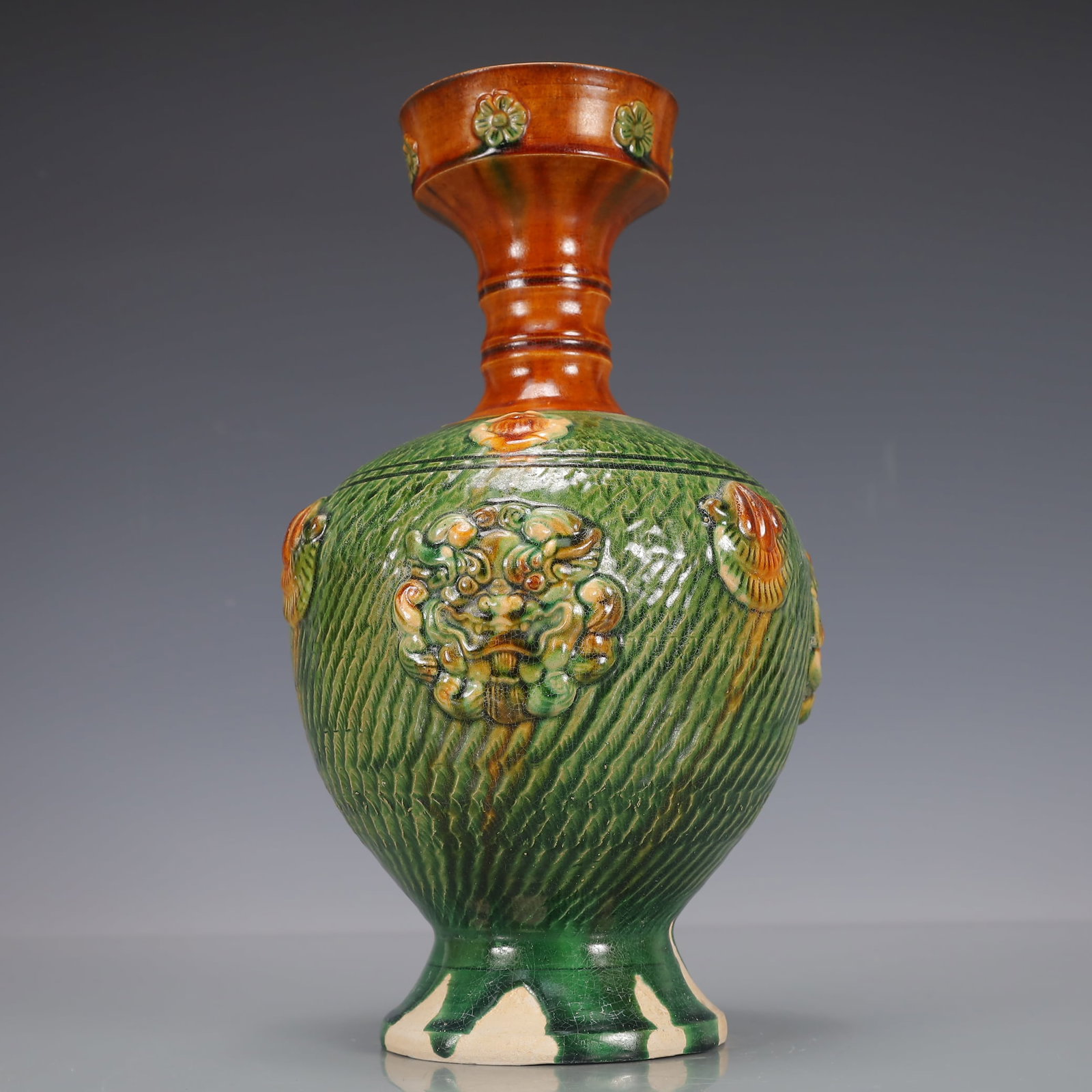 A Exquisite Trio-colored glazed pottery of the Tang Dynasty Beast-Face Pattern Vase: A Exquisite Trio-colored glazed pottery of the Tang Dynasty Beast-Face Pattern Vase Tang Dynasty, China Size:15cmx15cmx16.5cm Weight:1200g (The Dimensions Of All Batches Are Manually Measured.If You N
