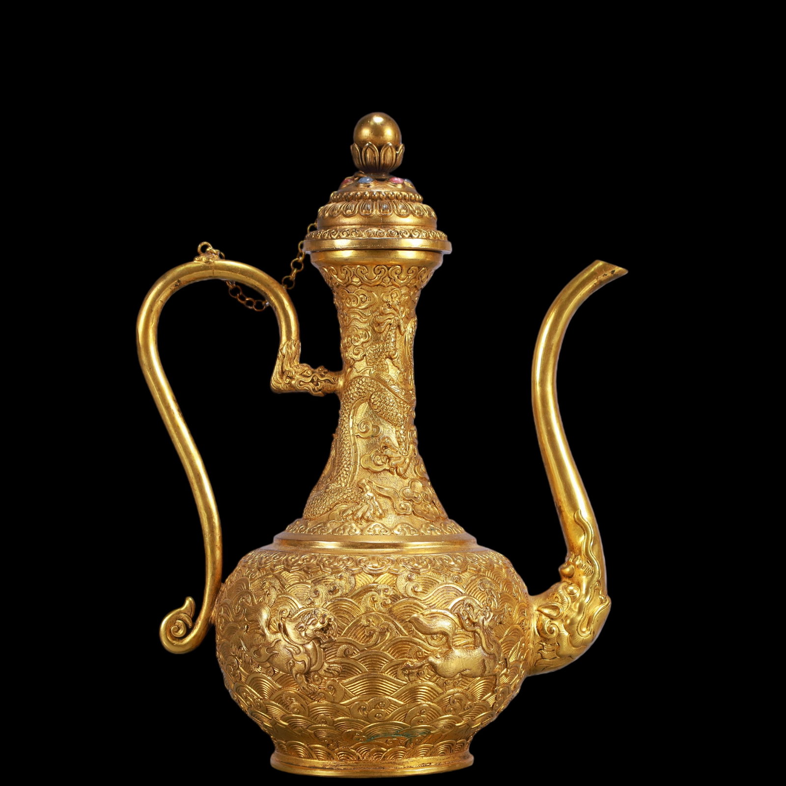 A Exquisite Gilt Bronze Dragon Pattern Seawater Pattern Auspicious Beast Pattern Ewer: A Exquisite Gilt Bronze Dragon Pattern Seawater Pattern Auspicious Beast Pattern Ewer Ming Dynasty, China Yongle Six-character Mark Size:16cmx10cmx21cm Weight:800g (The Dimensions Of All Batches Are M