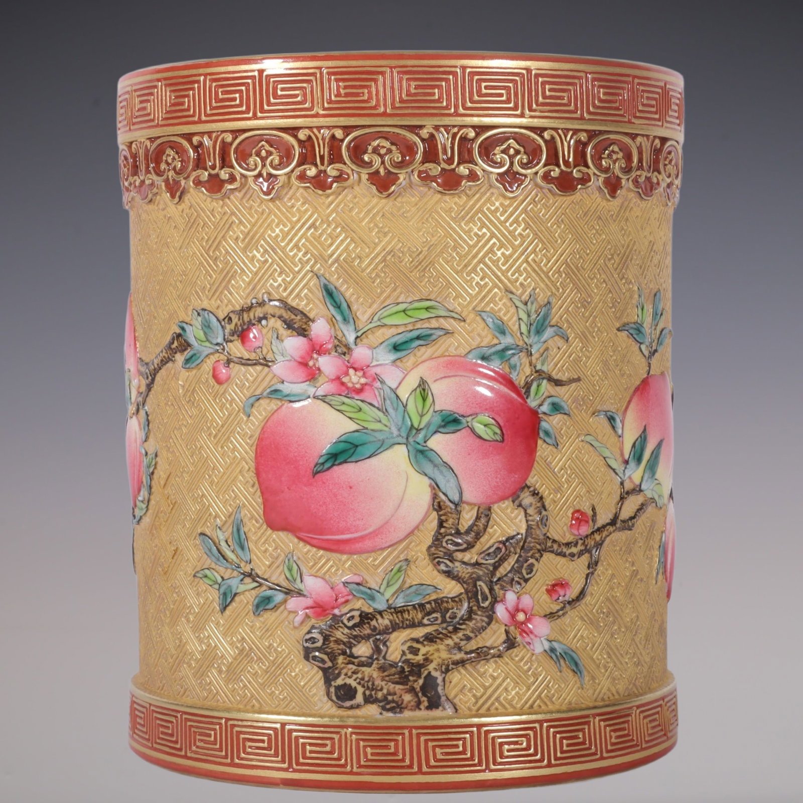 An Exquisite Enamel Peach Pattern Brush Pot: An Exquisite Enamel Peach Pattern Brush Pot Qing Dynasty, China Qianlong Six-character Mark Size:14.3cmx12cm (The Dimensions Of All Batches Are Manually Measured.If You Need More Detailed Information,