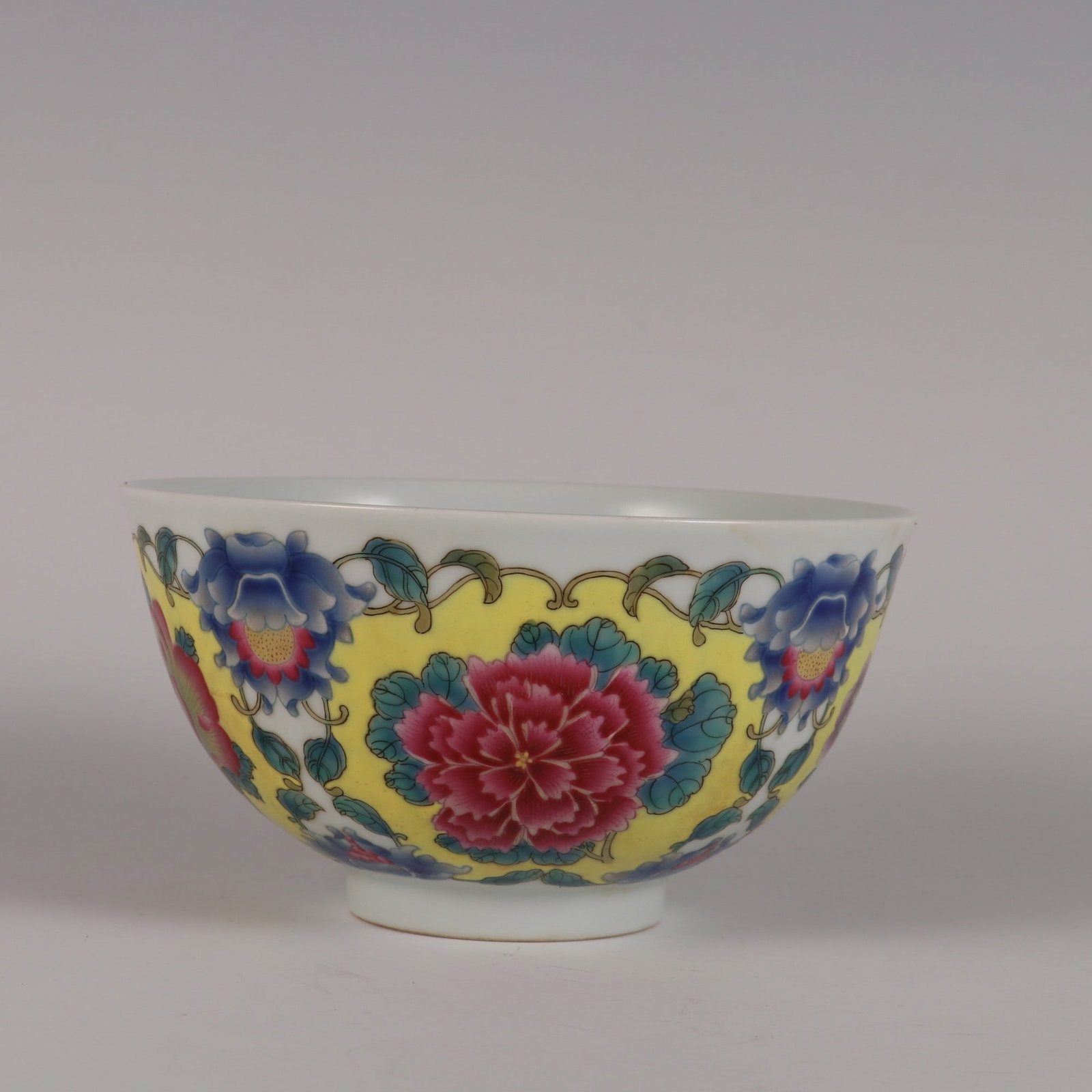 An Exquisite Enamel Flower Pattern Bowl: An Exquisite Enamel Flower Pattern Bowl Qing Dynasty, China ????Size:6.7cmx12.5cm (The Dimensions Of All Batches Are Manually Measured.If You Need More Detailed Information, Please Contact Our Custome