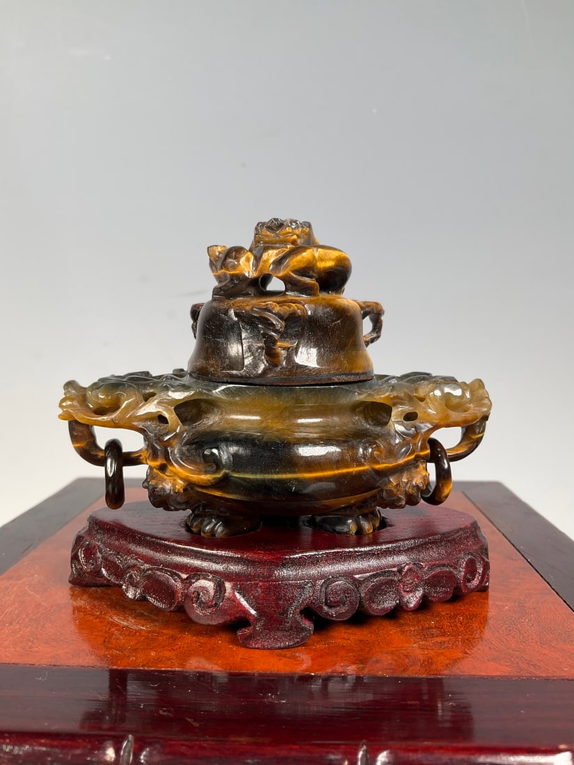 An Exquisite Humu Stone Double-Ears and Tripod Censer: An Exquisite Humu Stone Double-Ears and Tripod Censer Qing Dynasty, China Size:8cmx10cm Size:6.5cm Weight:243g (The Dimensions Of All Batches Are Manually Measured.If You Need More Detailed Informatio