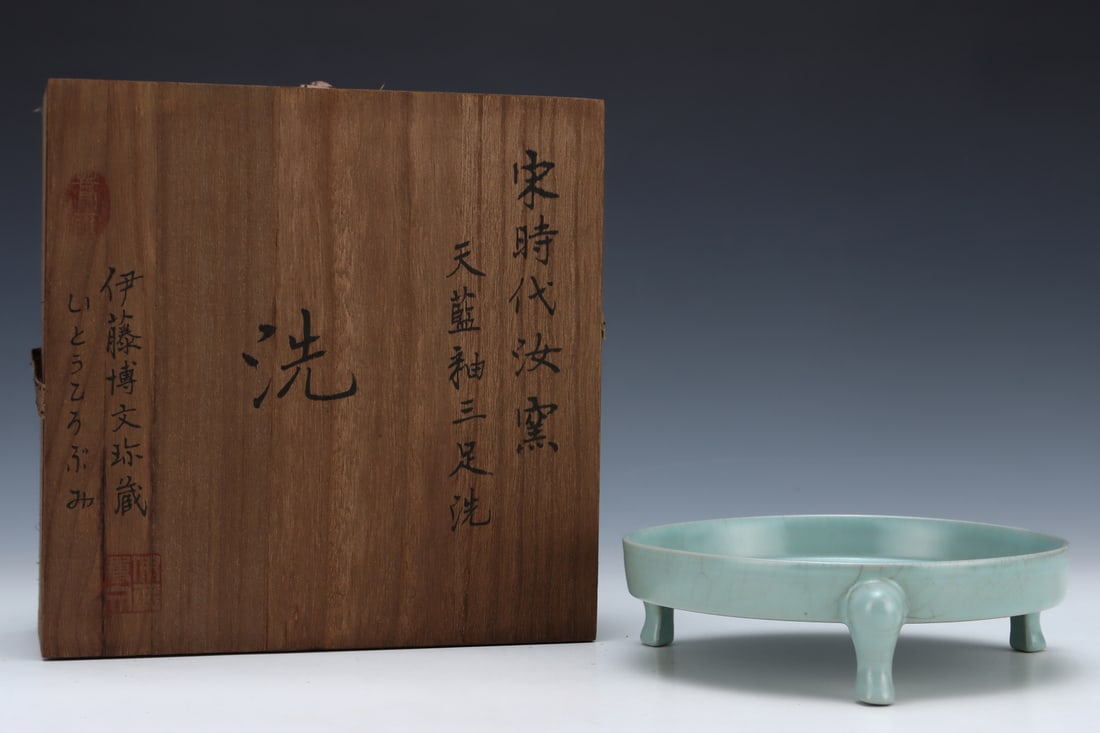 An Exquisite Ru yao Tripod Brush Washer: An Exquisite Ru yao Tripod Brush Washer Song Dynasty, China Size:5.2cmx18.3cm (The Dimensions Of All Batches Are Manually Measured.If You Need More Detailed Information, Please Contact Our Customer Se