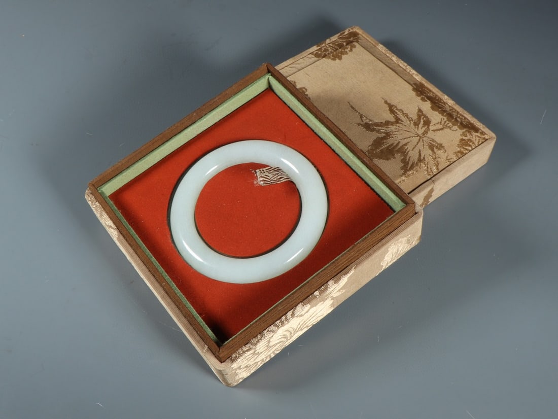 An Exquisite White Jade Bracelets: An Exquisite White Jade Bracelets Qing Dynasty, China Size:(inside diameter)5.8cm Diameter Size:8.1cm Weight:70g (The Dimensions Of All Batches Are Manually Measured.If You Need More Detailed Informat