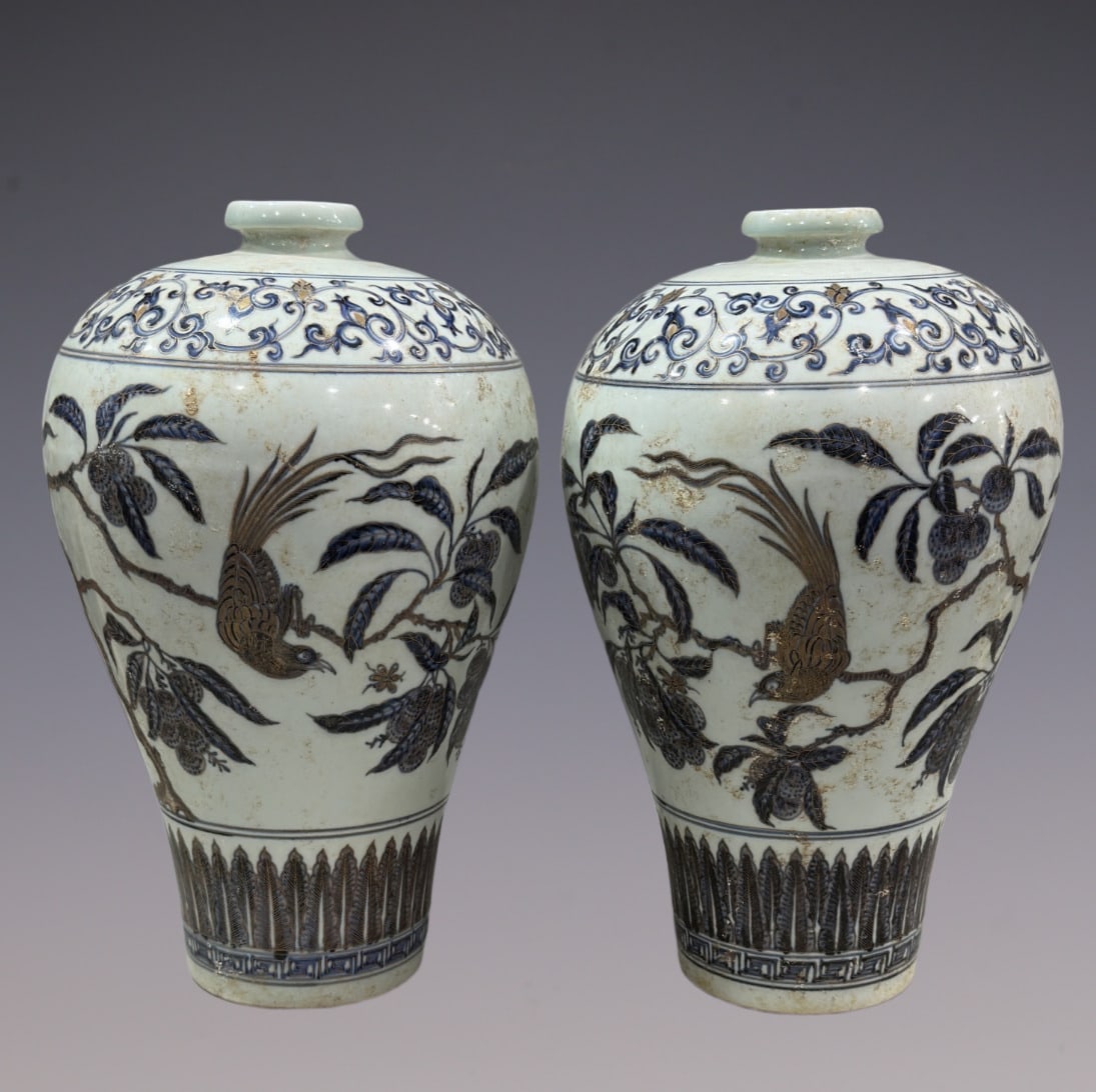 A Pair of Exquisite Blue and White Painted Gold Flower and Bird Pattern Vase: A Pair of Exquisite Blue and White Painted Gold Flower and Bird Pattern Vase Ming Dynasty, China Size:43cm (The Dimensions Of All Batches Are Manually Measured.If You Need More Detailed Information, P