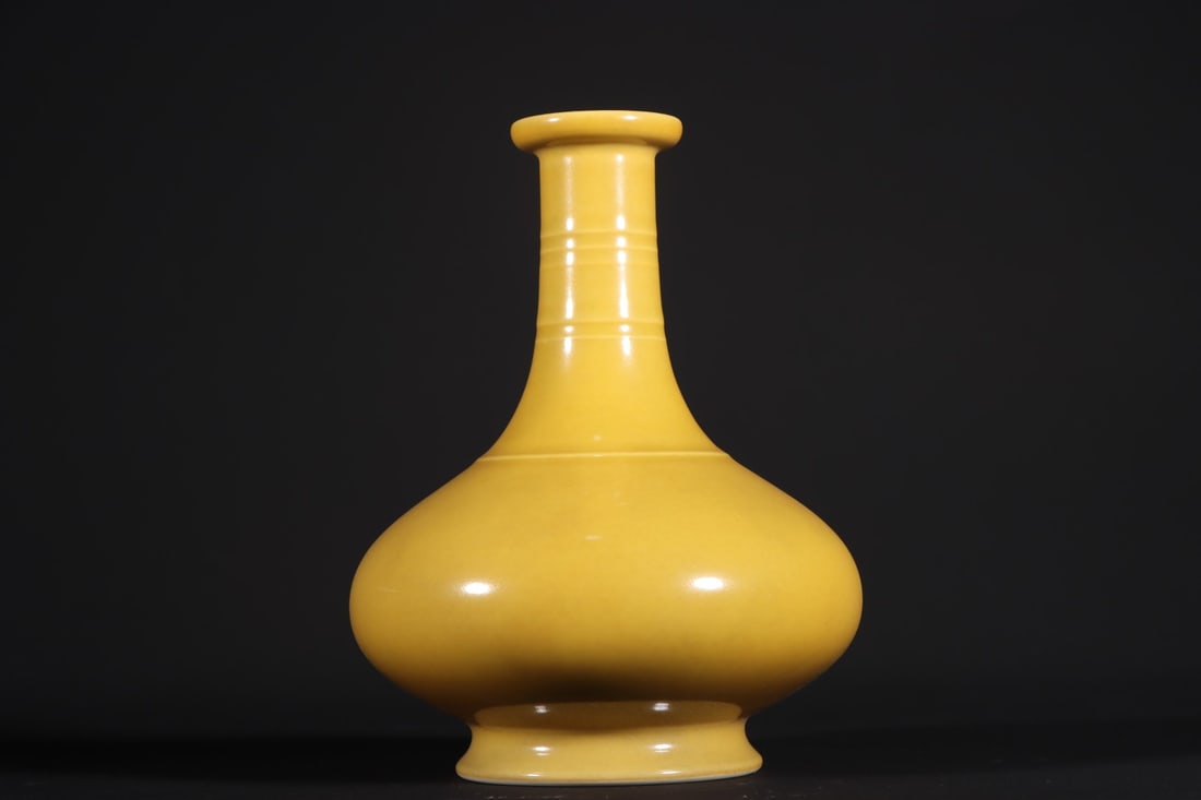 A Rare Yellow Glazed Vase: A Rare Yellow Glazed Vase Qing Dynasty, China Yongzheng Six-character Mark Size:15.5cmx12cm (The Dimensions Of All Batches Are Manually Measured.If You Need More Detailed Information, Please Contact O