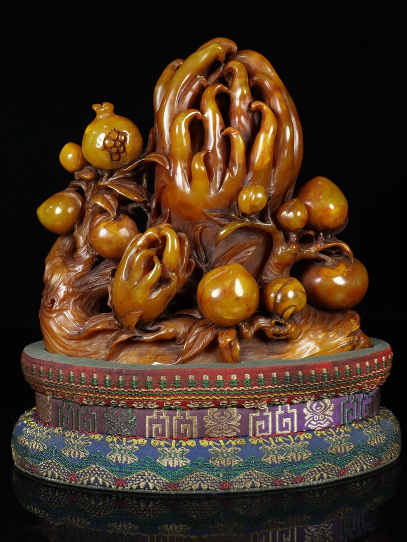 An Exquisite Shoushan Stone Bats and Peach Pattern Ornament: An Exquisite Shoushan Stone Bats and Peach Pattern Ornament Qing Dynasty, China Size:21cmx20cmx9cm Weight:1.45kg (The Dimensions Of All Batches Are Manually Measured.If You Need More Detailed Informat