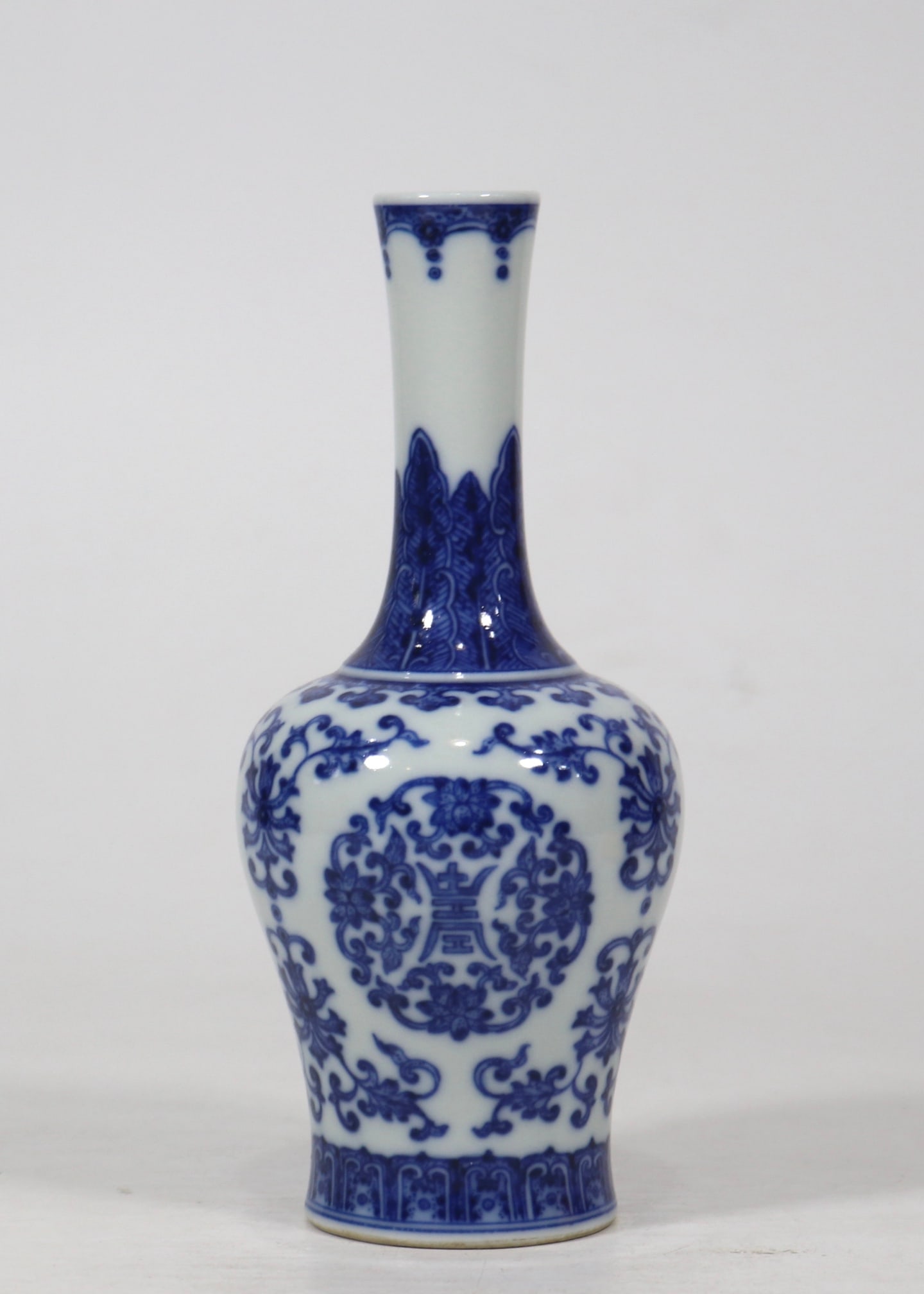 An Exquisite Blue and White Lotus Pattern Vase: An Exquisite Blue and White Lotus Pattern Vase Qing Dynasty, China Qianlong Six-character Mark Size:17cmx7cm (The Dimensions Of All Batches Are Manually Measured.If You Need More Detailed Information,