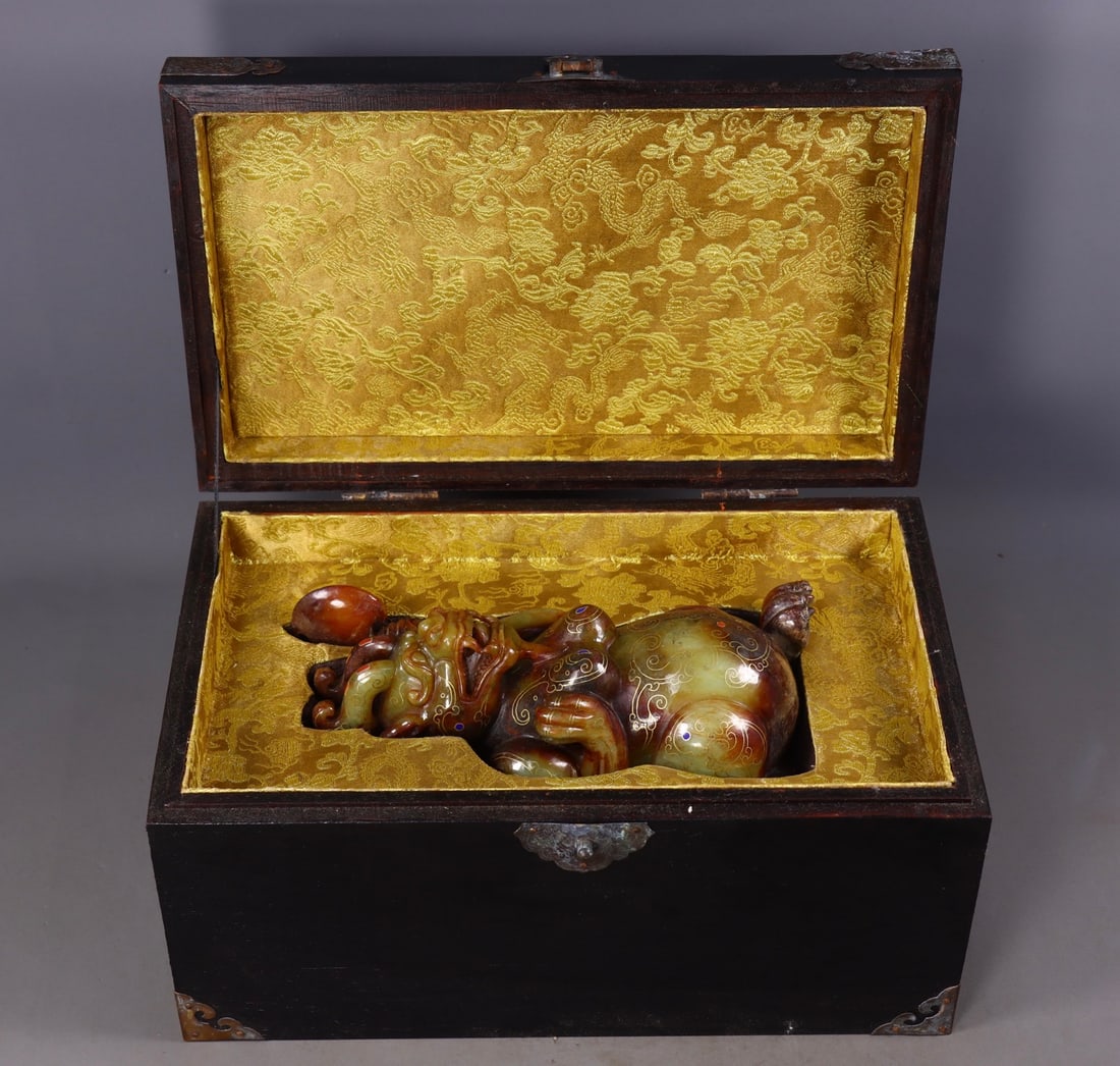 An Exquisite White Jade Gold and Silver Inlaid Gems Bear Ornament: An Exquisite White Jade Gold and Silver Inlaid Gems Bear Ornament Qing Dynasty, China Size:22cmx9cmx9cm Weight:2684g (The Dimensions Of All Batches Are Manually Measured.If You Need More Detailed Info