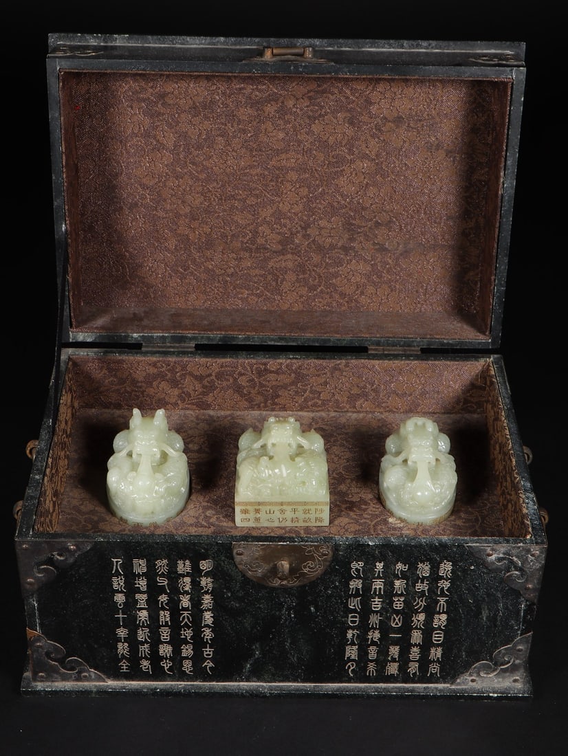 A Set of Fine White Jade Dragon Pattern Seal: A Set of Fine White Jade Dragon Pattern Seal Qing Dynasty, China Size:5.5cmx3.8cmx4cm Size:5cmx4.3cmx3.8cm Size:5.3cmx3.6cmx3.8cm Weight:449g (The Dimensions Of All Batches Are Manually Measured.If Yo